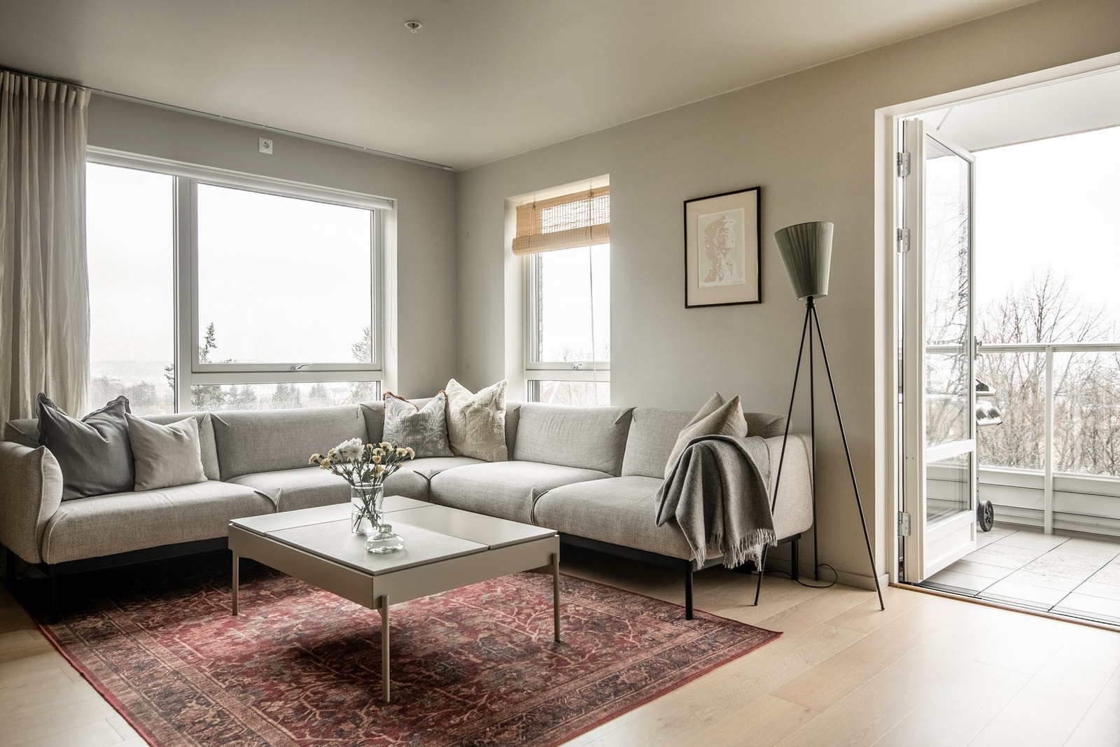 Leiligheten byr på en romslig og lys stue med enstavs parkett på gulv og lyse, moderne overflater - et uttrykk som går igjen i hele boligen. Galleribilde