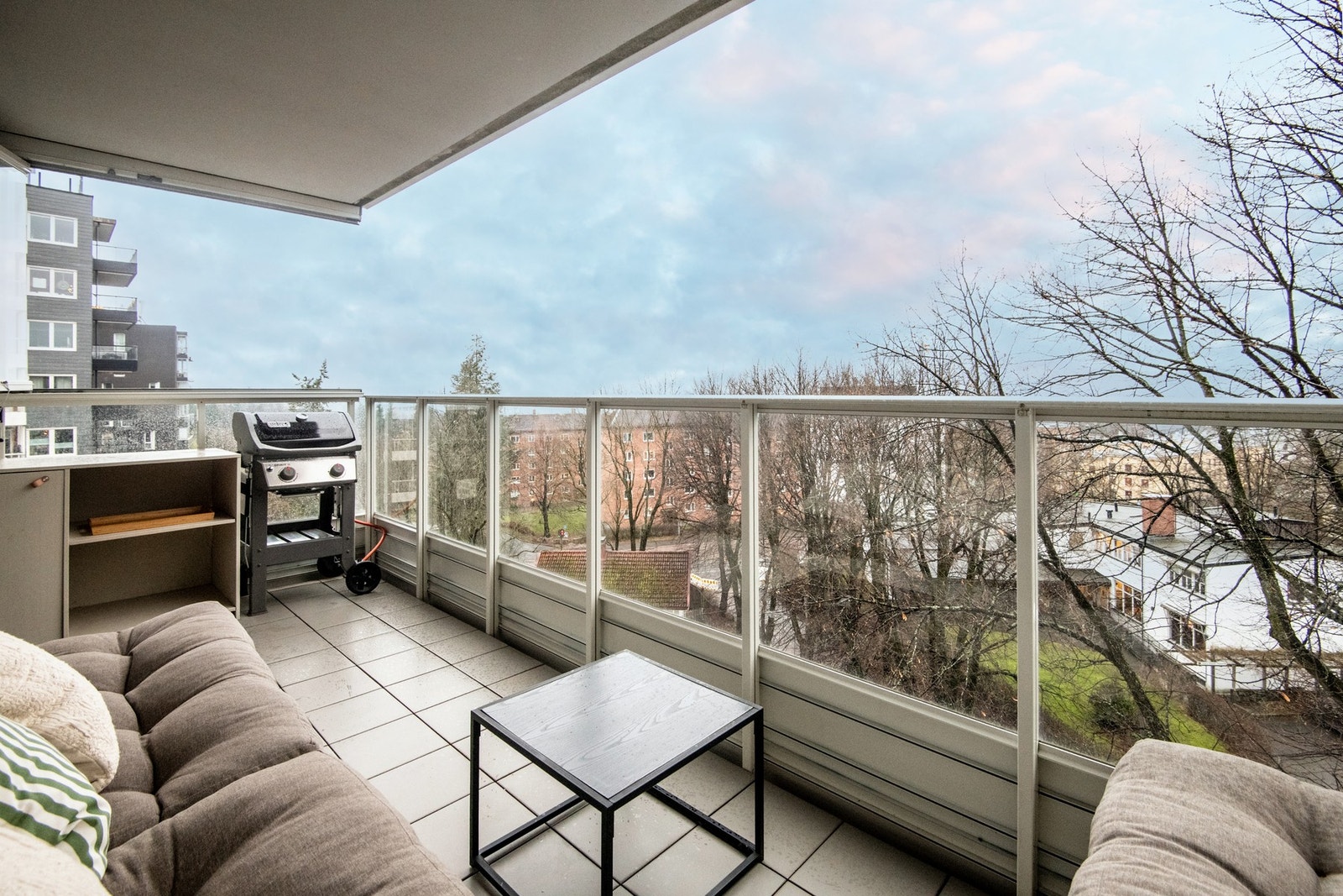 Vestvendt balkong ca. 11 m² med meget gode solforhold og flott utsikt. Galleribilde