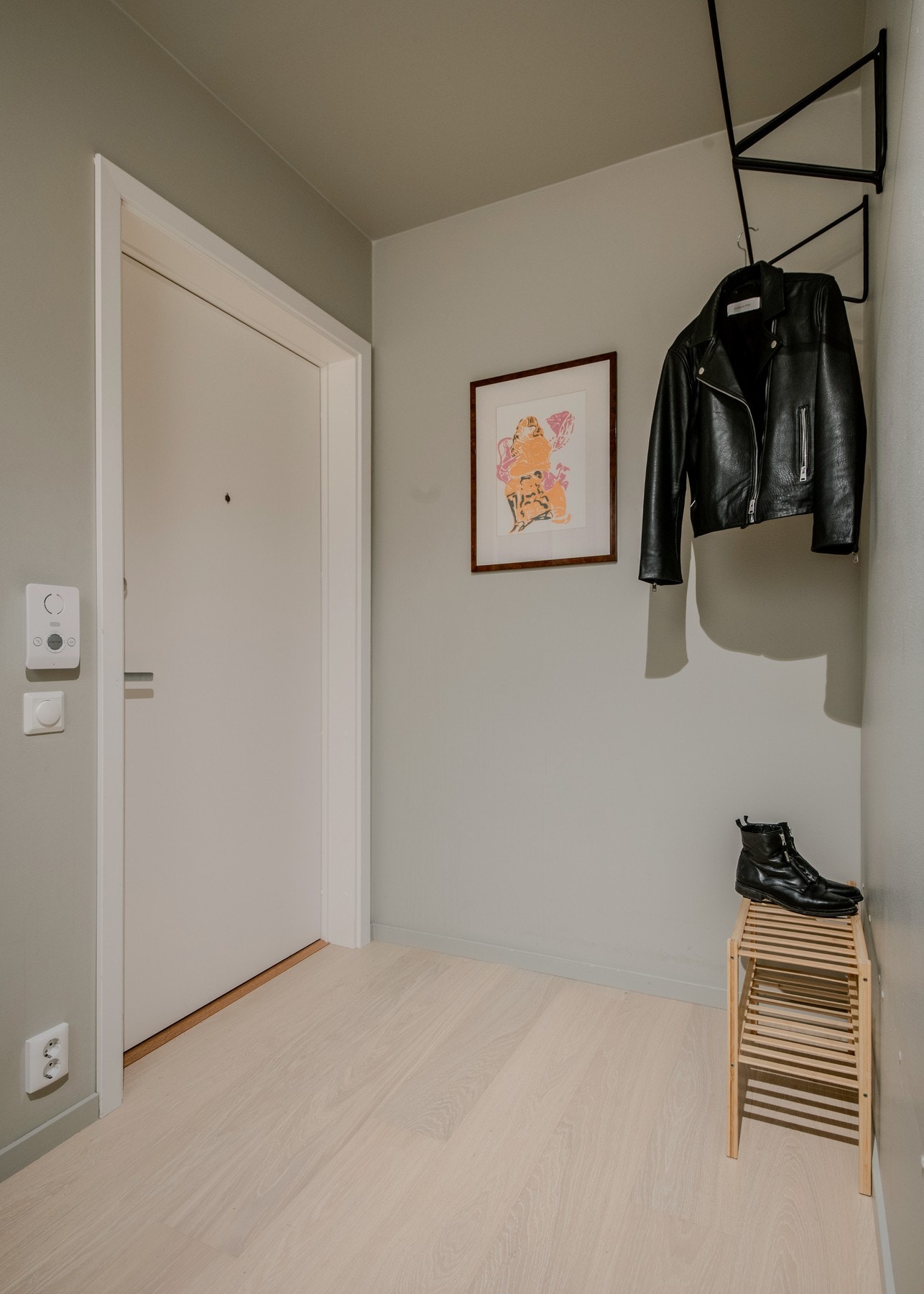 Du ønskes velkommen inn i en romslig og innbydende entré med god plass til yttertøy og sko. Galleribilde