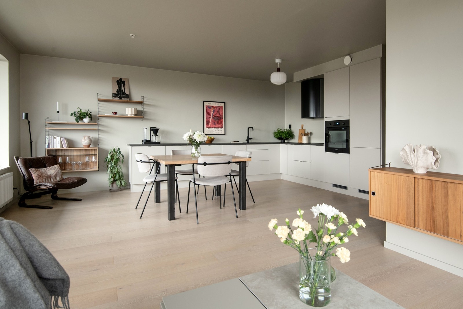 Her er det rikelig med plass til både sofagruppe med tilhørende møblement og en hyggelig spiseplass i tilknytning til kjøkkenet. Galleribilde