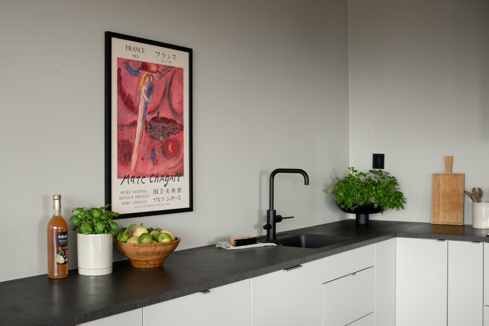 Innredningen er fra Marbodal og har glatte fronter, laminat benkeplate og planlimt kum i kompositt. Galleribilde