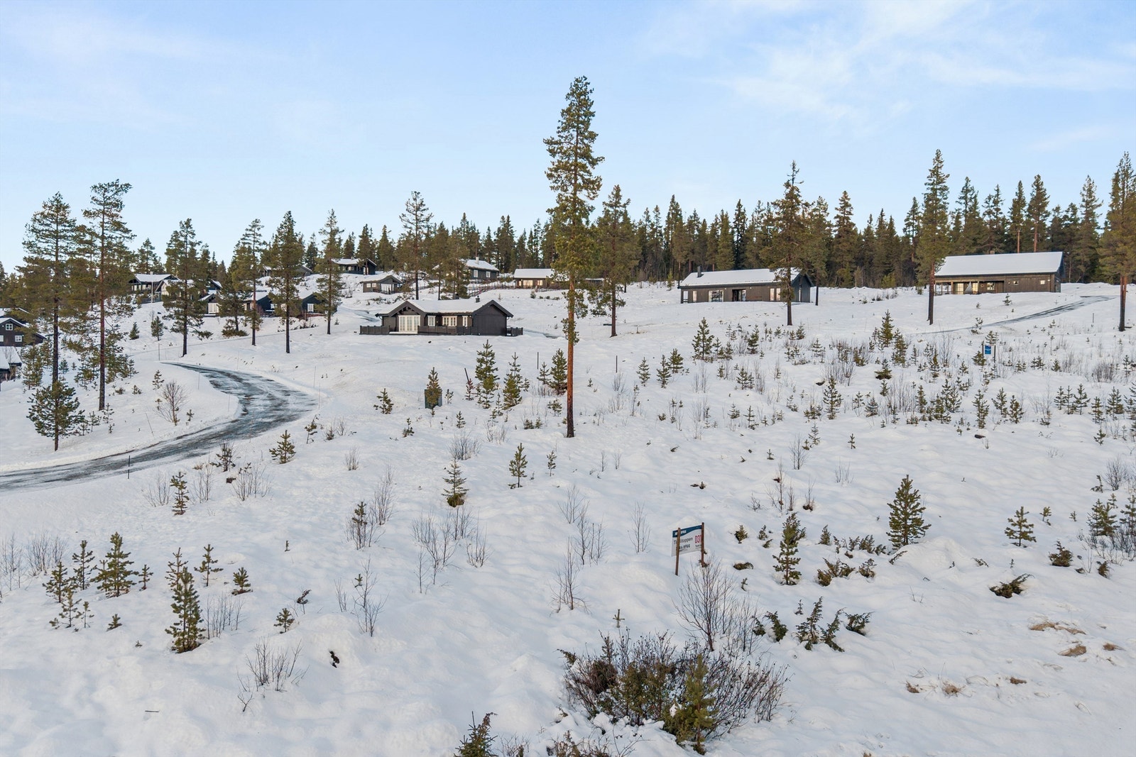 Hyttefeltet er preget av en enhetlig bebyggelse som er tilpasset landskapet. Galleribilde