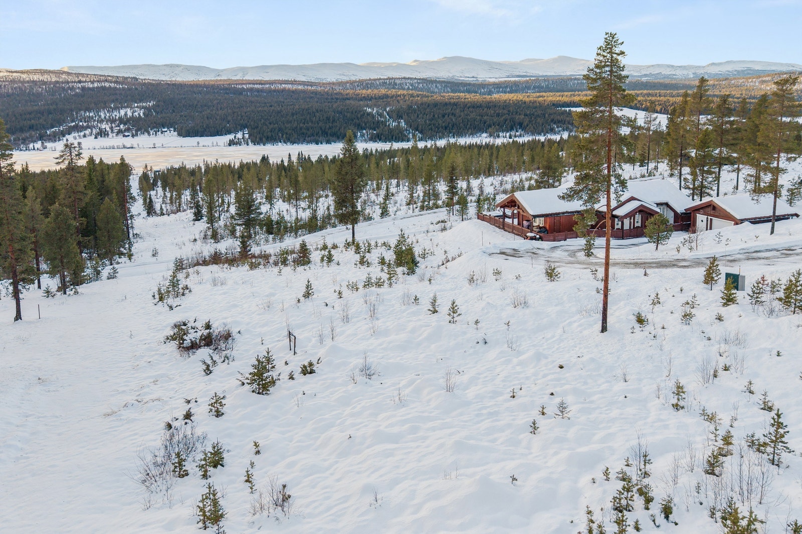 Tomten ligger i et veletablert og populært område med umiddelbar nærhet til storslått natur. Galleribilde