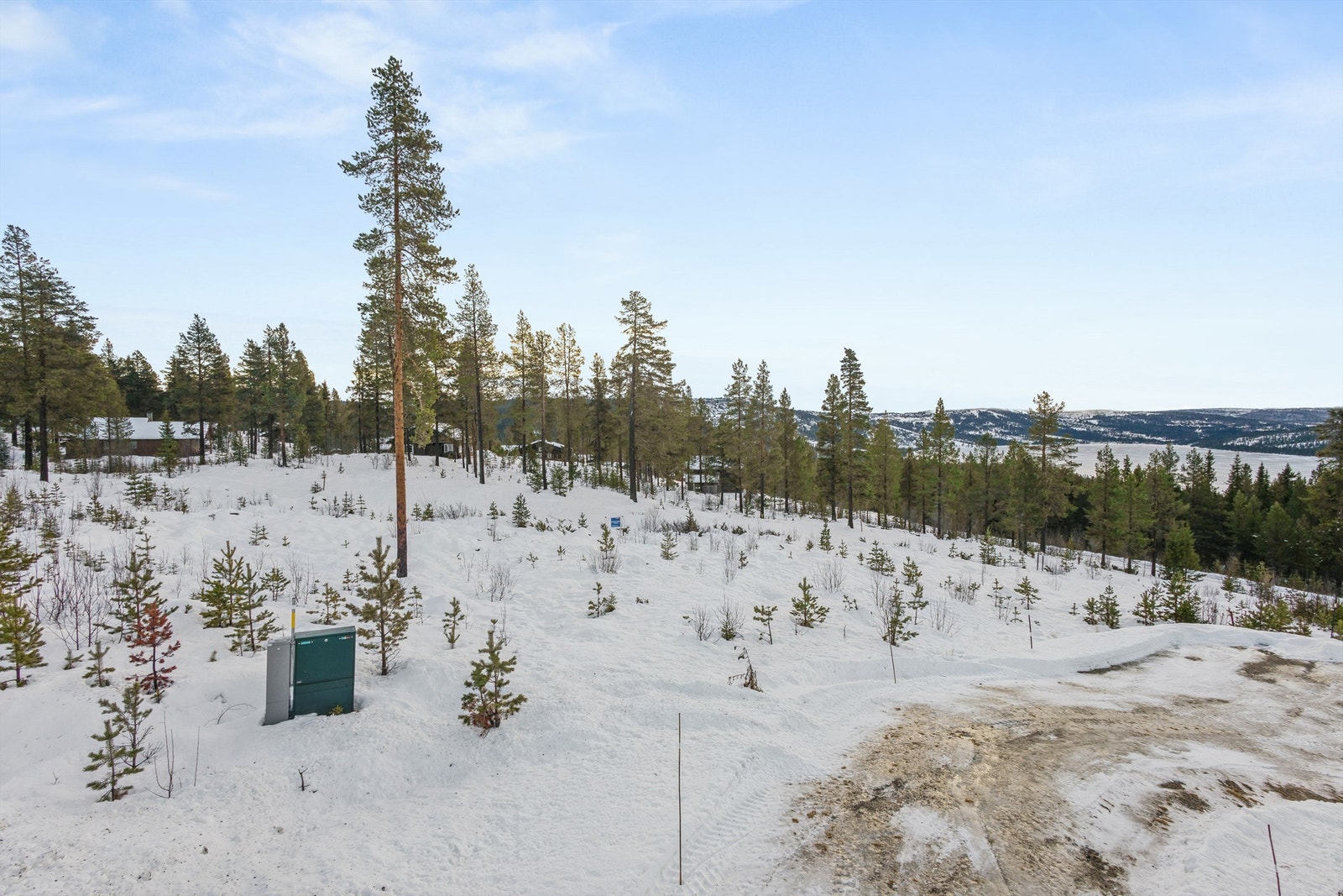 Tomten er en del av et regulert hyttefelt, hvor det er tillatt å oppføre fritidsbolig på inntil 150 m² BRA. Galleribilde