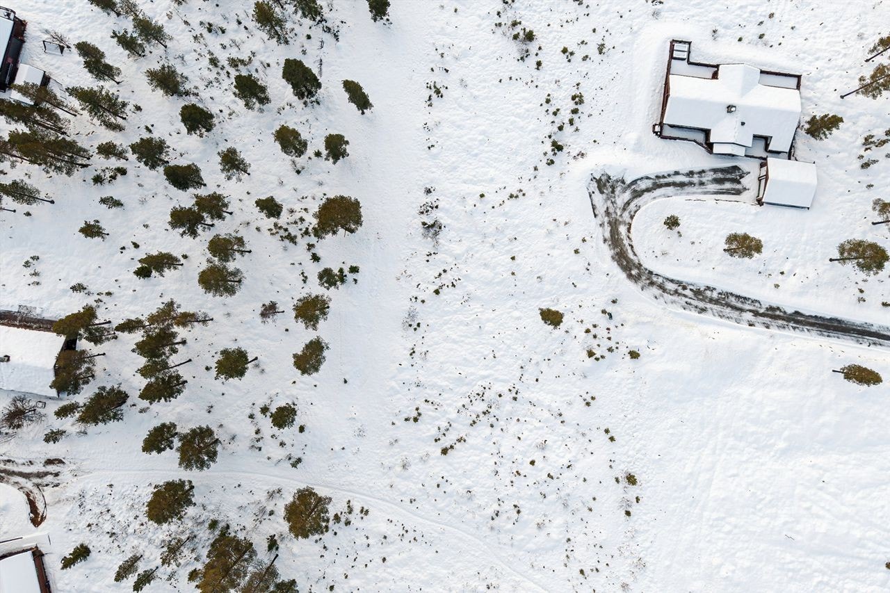 Tomtens plassering i terrenget gir gode muligheter for både sol og utsikt fra en fremtidig hytte. Galleribilde