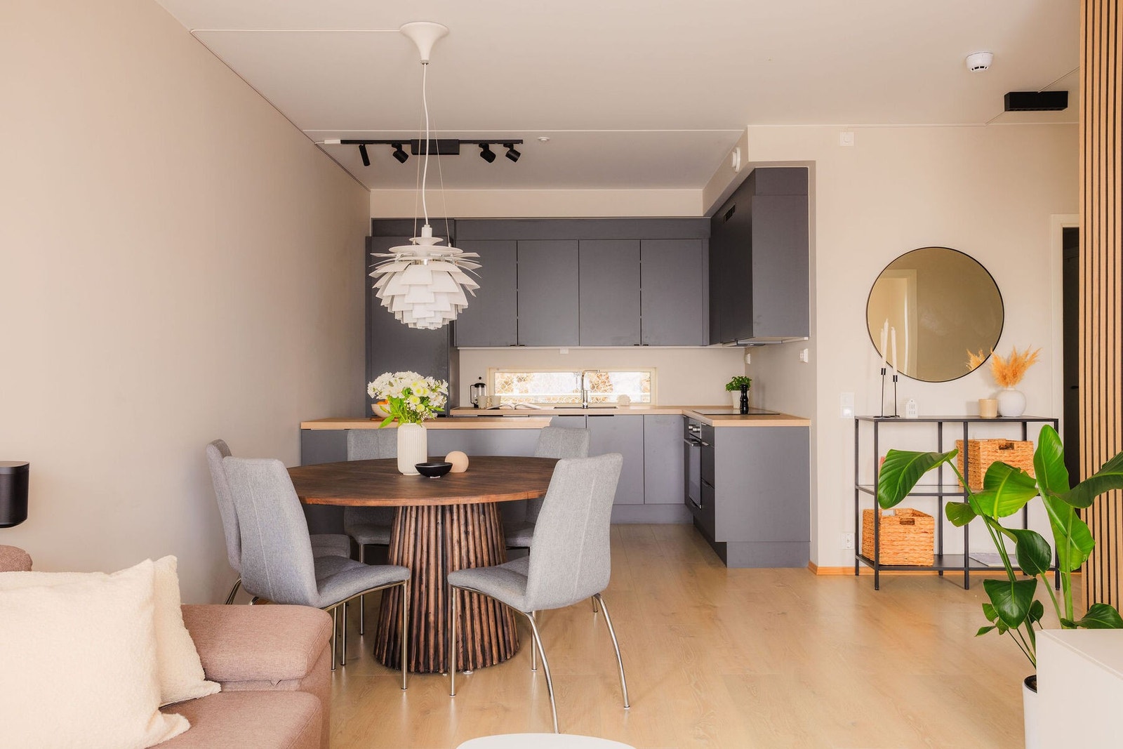 Videre får du åpen stue og kjøkkenløsning. Gulvvarme i både stue og kjøkken - ink i oppvarmingen! Galleribilde