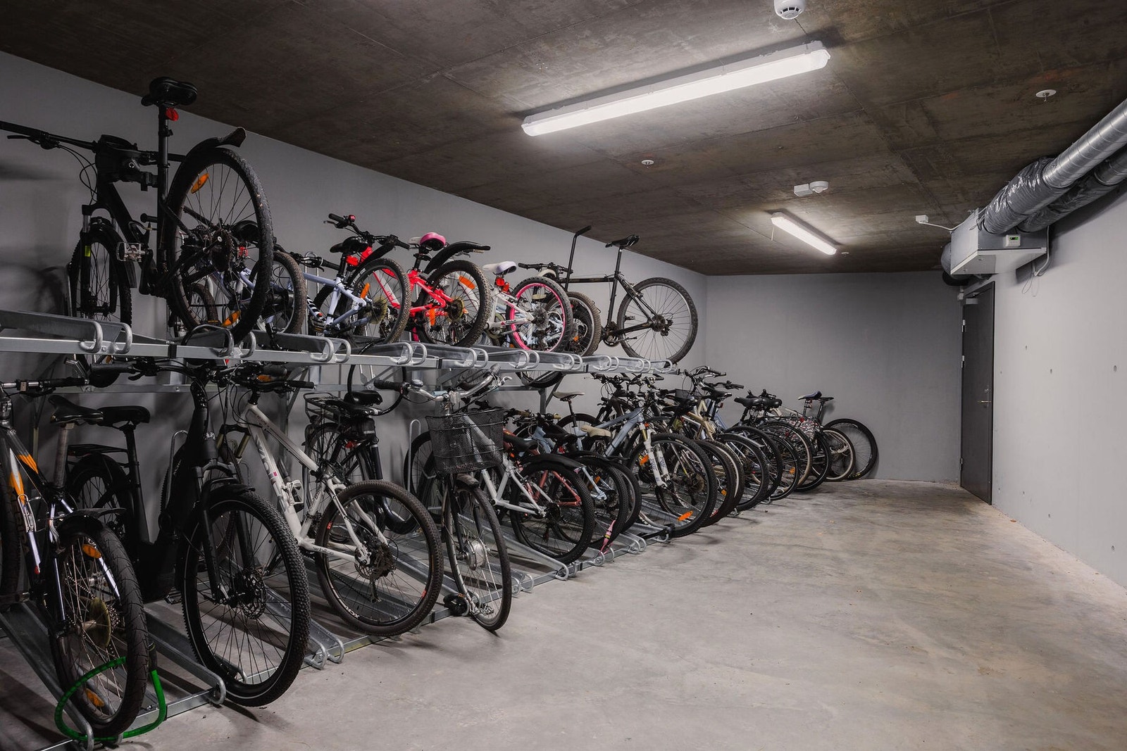 For de som tar seg av gårde med sykkel, kan den settes i en praktisk sykkelbod. Galleribilde