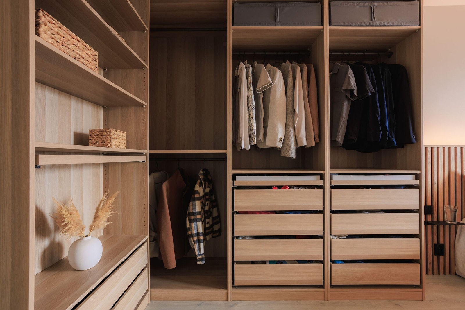 En stor skyvedørsgarderobe gir gode muligheter for oppbevaring. Galleribilde