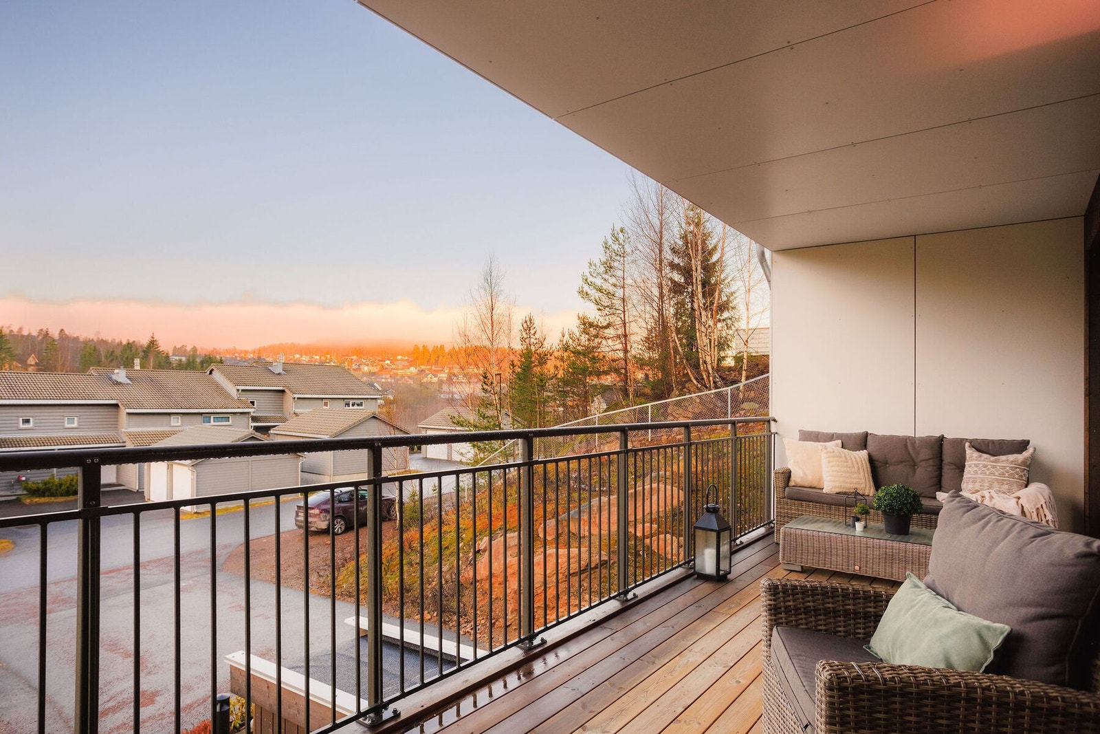 Selve leiligheten har en gjennomgående høy standard, der det har blitt lagt vekt på gode material- og fargevalg. Galleribilde