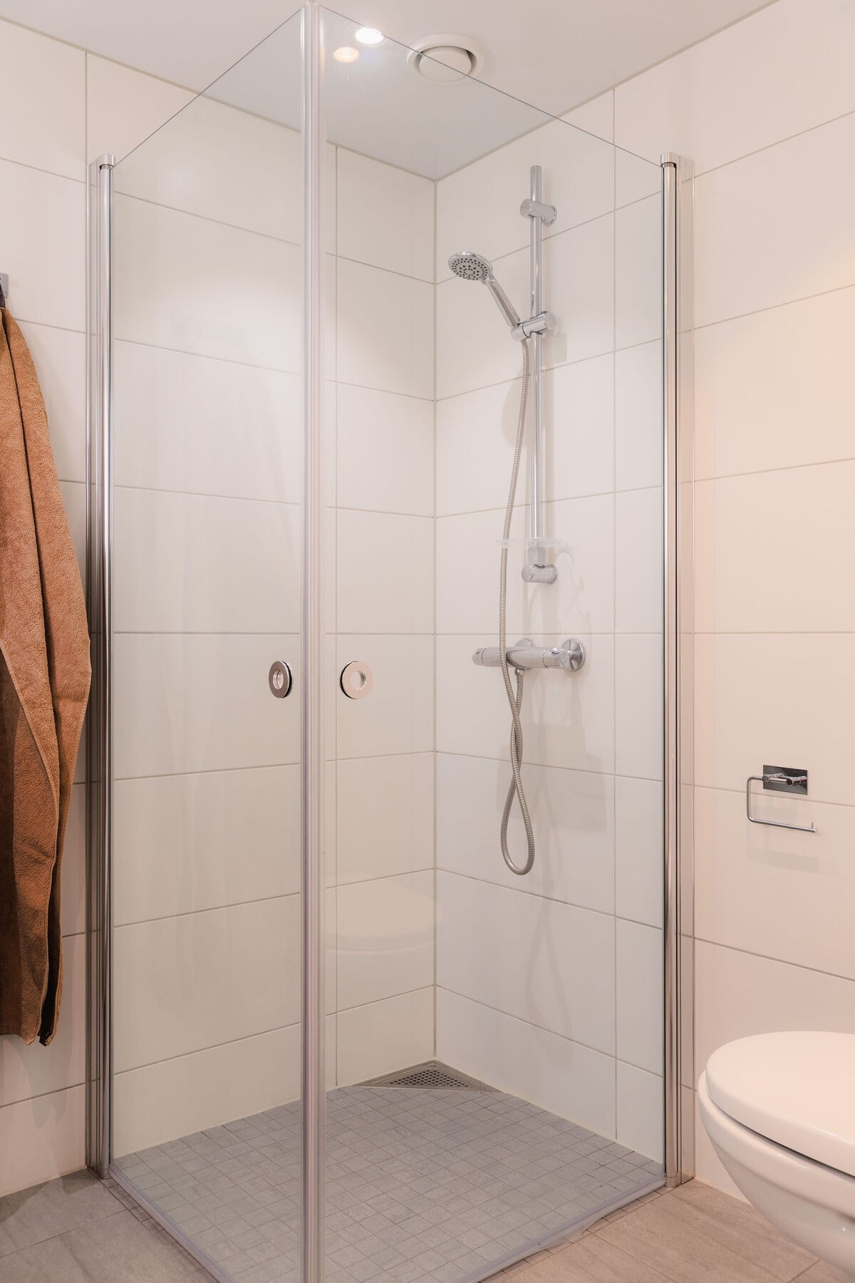 Videre er det servant med ettgreps blandebatteri i innredning og opplegg for vaskemaskin. Galleribilde