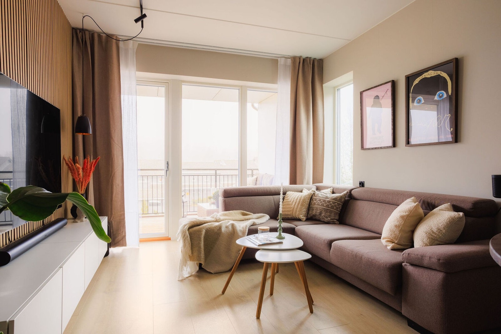 Fra balkongen kommer vi inn i leilighetens foretrukne oppholdsrom, nemlig stuen. Galleribilde