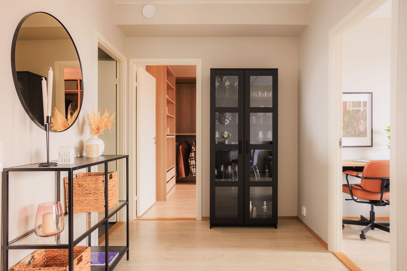 Videre skal vi bevege oss mot entréen, der vi også finner baderommet. Galleribilde