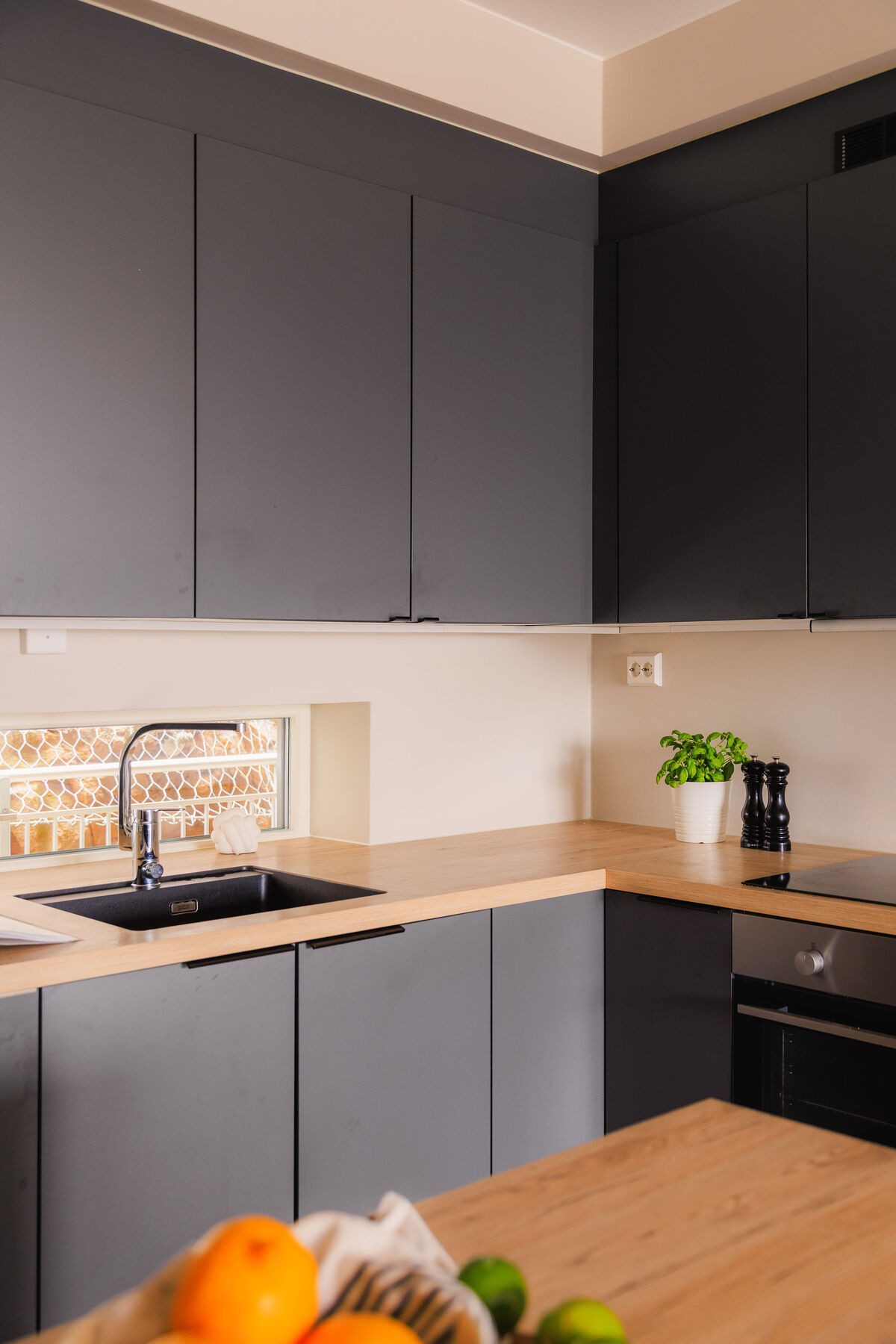 Kjøkkenøyen bidrar til både mer benkeplass og oppbevaring, perfekt under matlagingen. Galleribilde