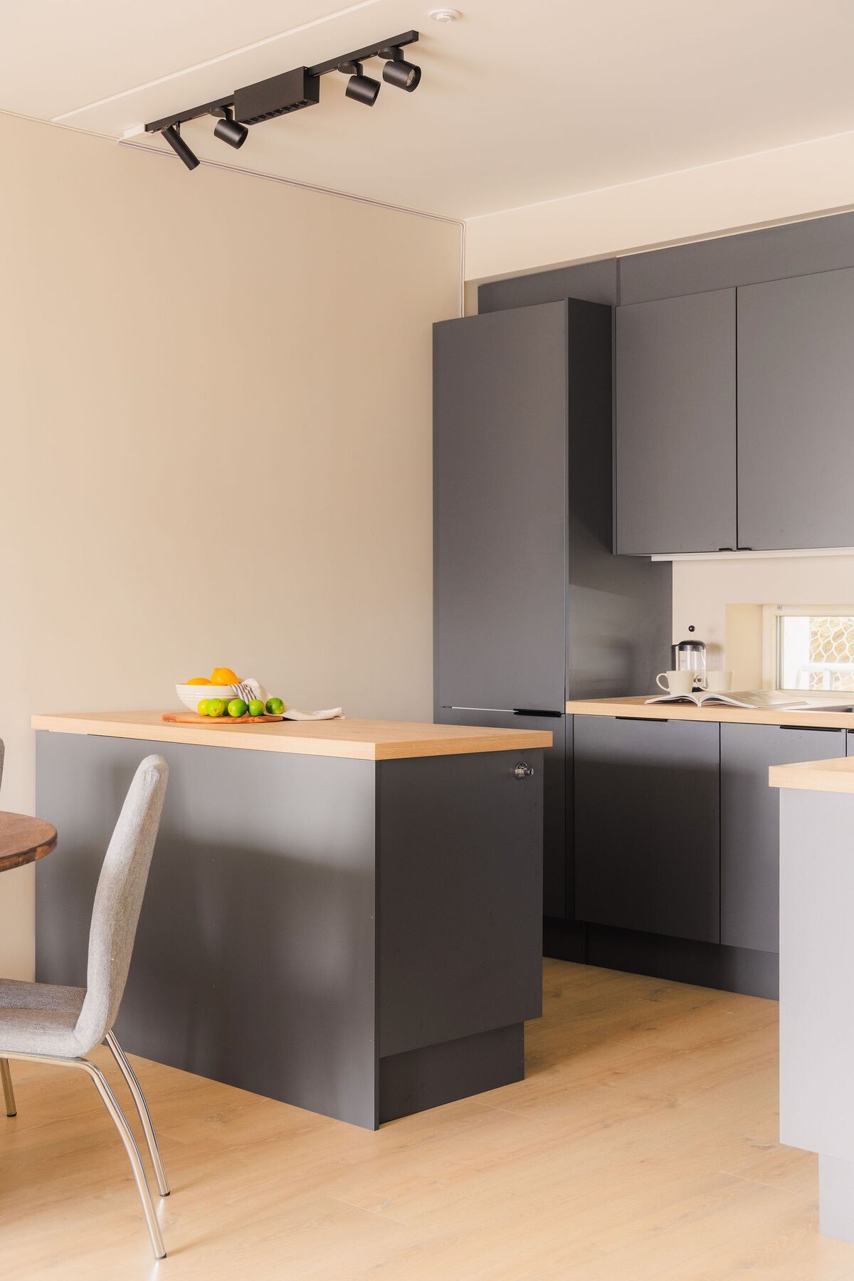 Stilrent kjøkken med kjøkkenøy. Galleribilde