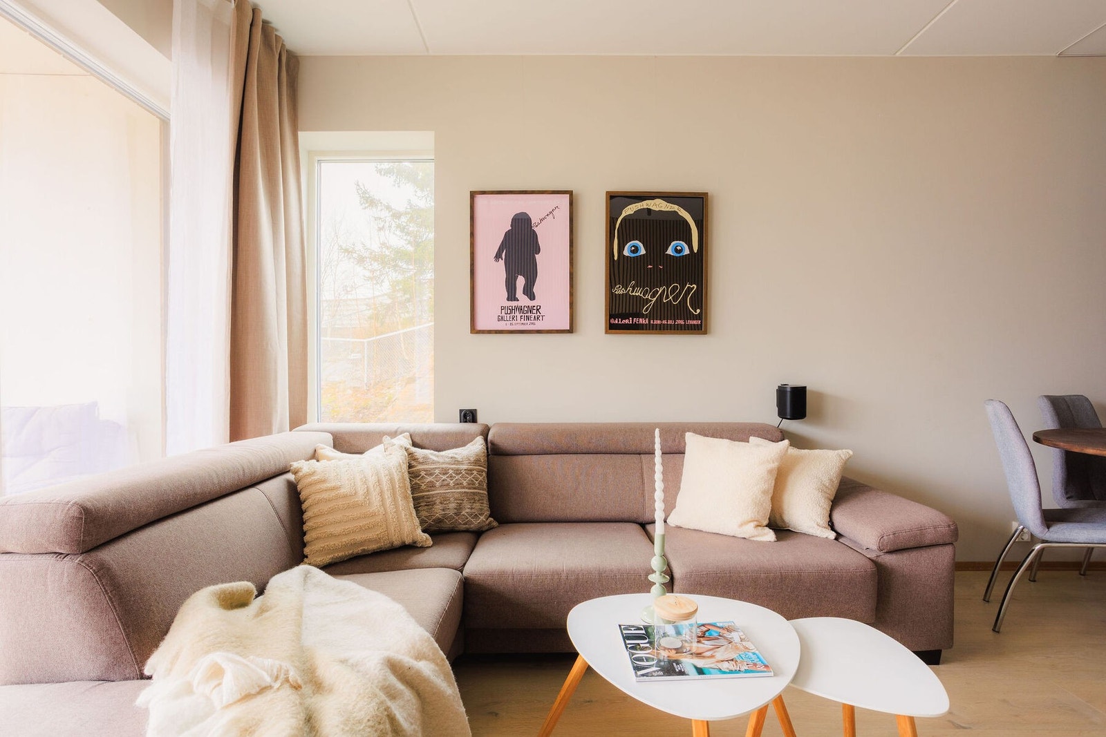 Leiligheten kan blant annet skilte med romslig stue med spiler, lekkert Sigdal kjøkken med øy, romslig balkong på hele 16 kvm med utsikt, meget delikat baderom og innbydende entré. Galleribilde