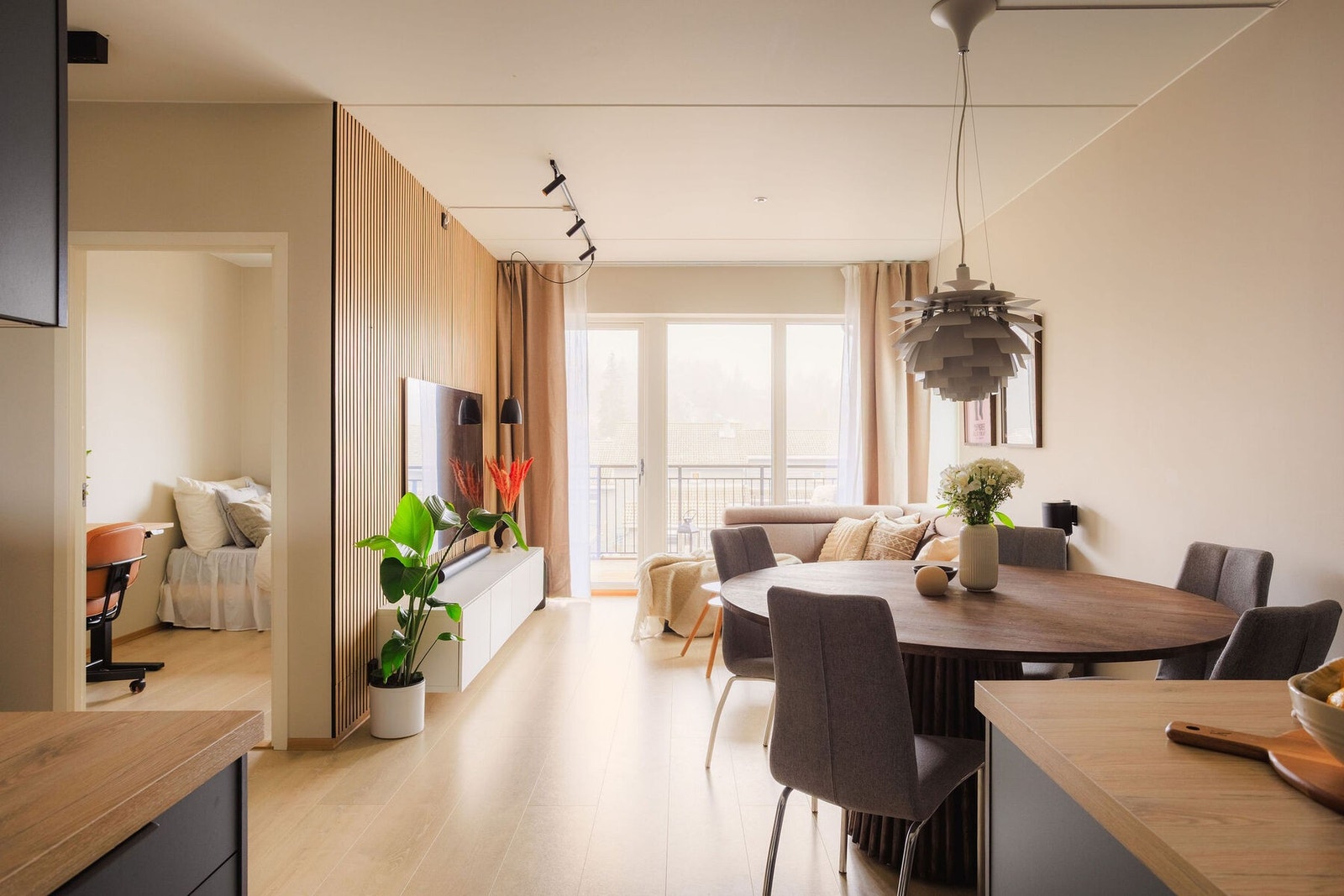 Velkommen til nydelige omgivelser i Snarefjellet 49! Dette er en romslig og lekker 3-roms leilighet fra 2023 med god intern beliggenhet i byggets 2. etasje. Foto: Fredrik Hansson. Galleribilde