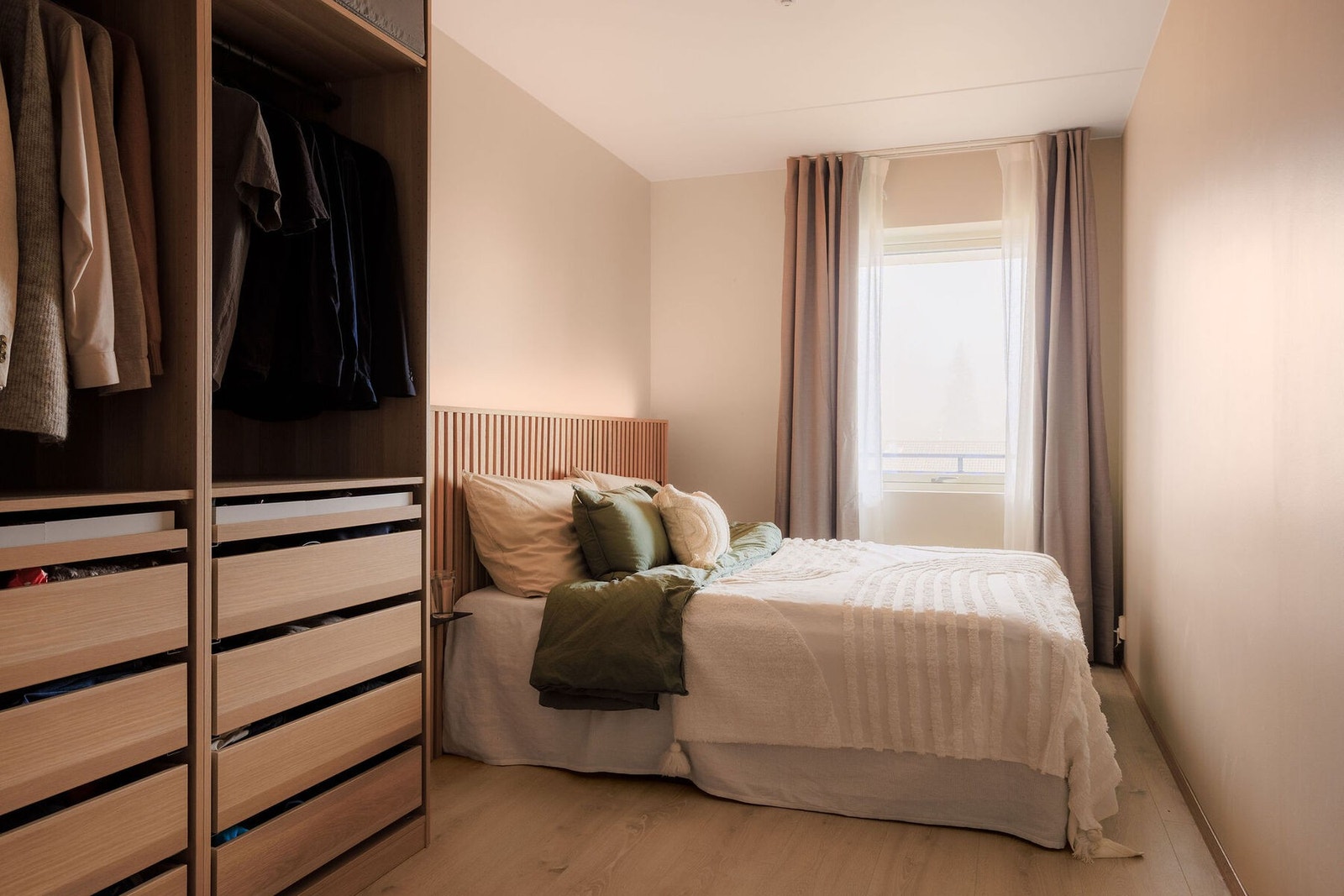 Hovedsoverommet er romslig. Malt i en behagelig fargepalett. Galleribilde