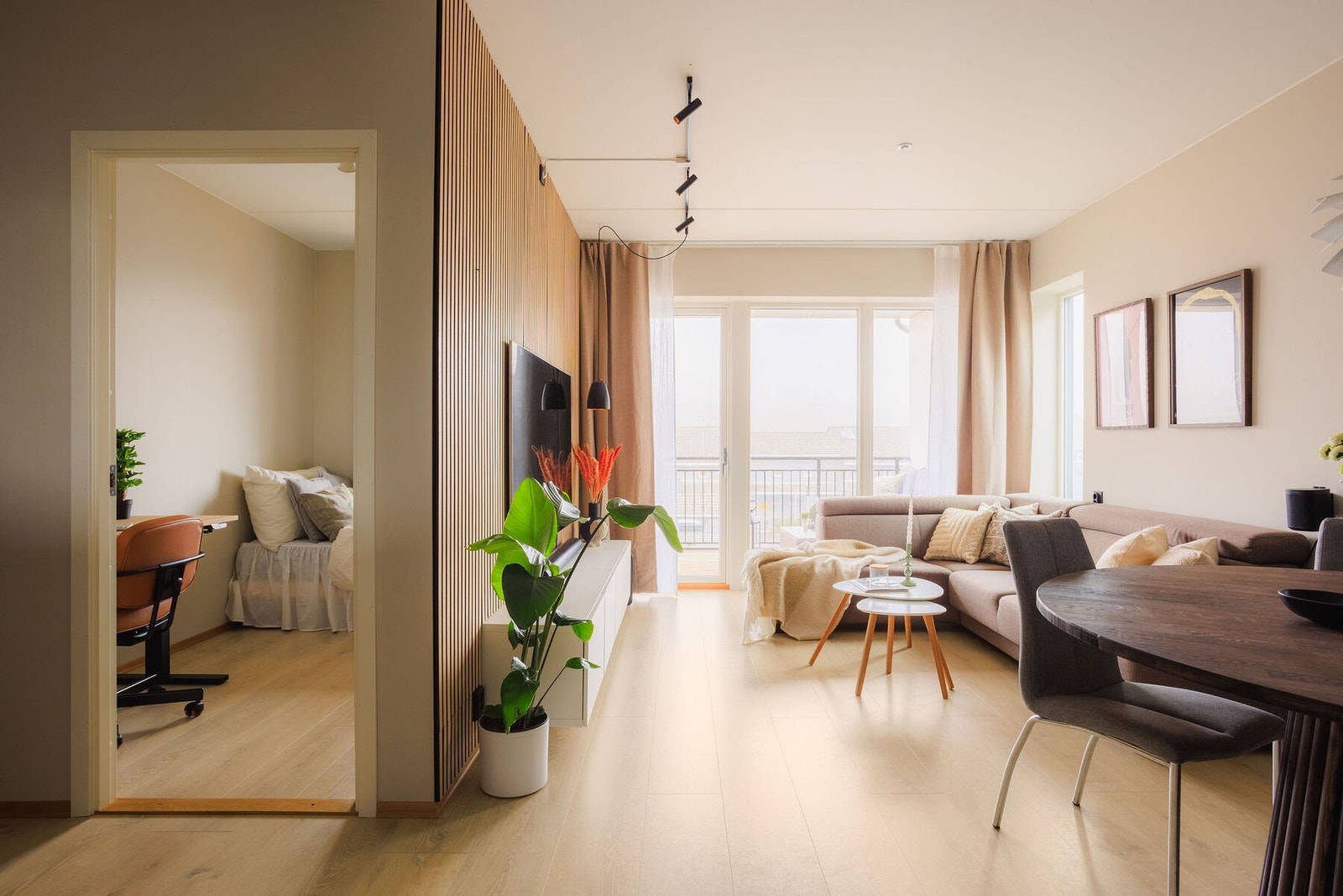 Rommet har lysmalte slette vegger og himling, samt lys parkett på gulvet slik som det er i alle rom. Galleribilde