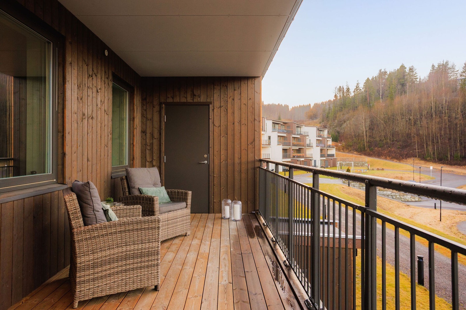 Vi starter ute på den vestvendte balkongen. Her får du hele 16 kvm, hvor du har plass til diverse utemøblement. Sol fra 14-22 på midtsommer! Galleribilde