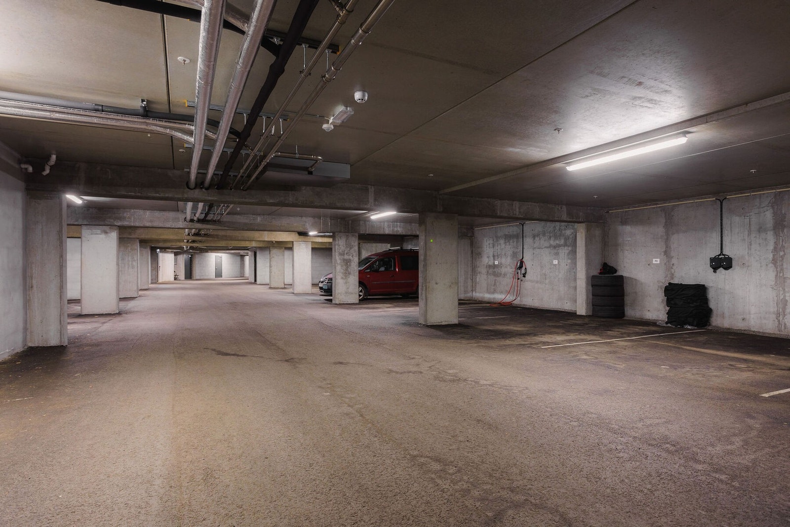 Det følger en parkeringsplass i felles garasjeanlegg. Det er installert elbillader. Galleribilde