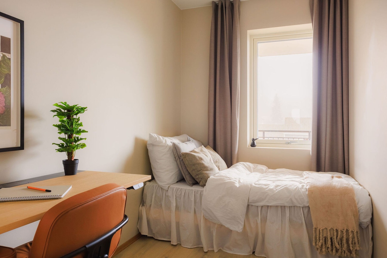 På soverom 2 er det plass til seng med tilhørende møblement. Rommet passer perfekt som gjesterom, barnerom eller kontor for de som ønsker det! Galleribilde