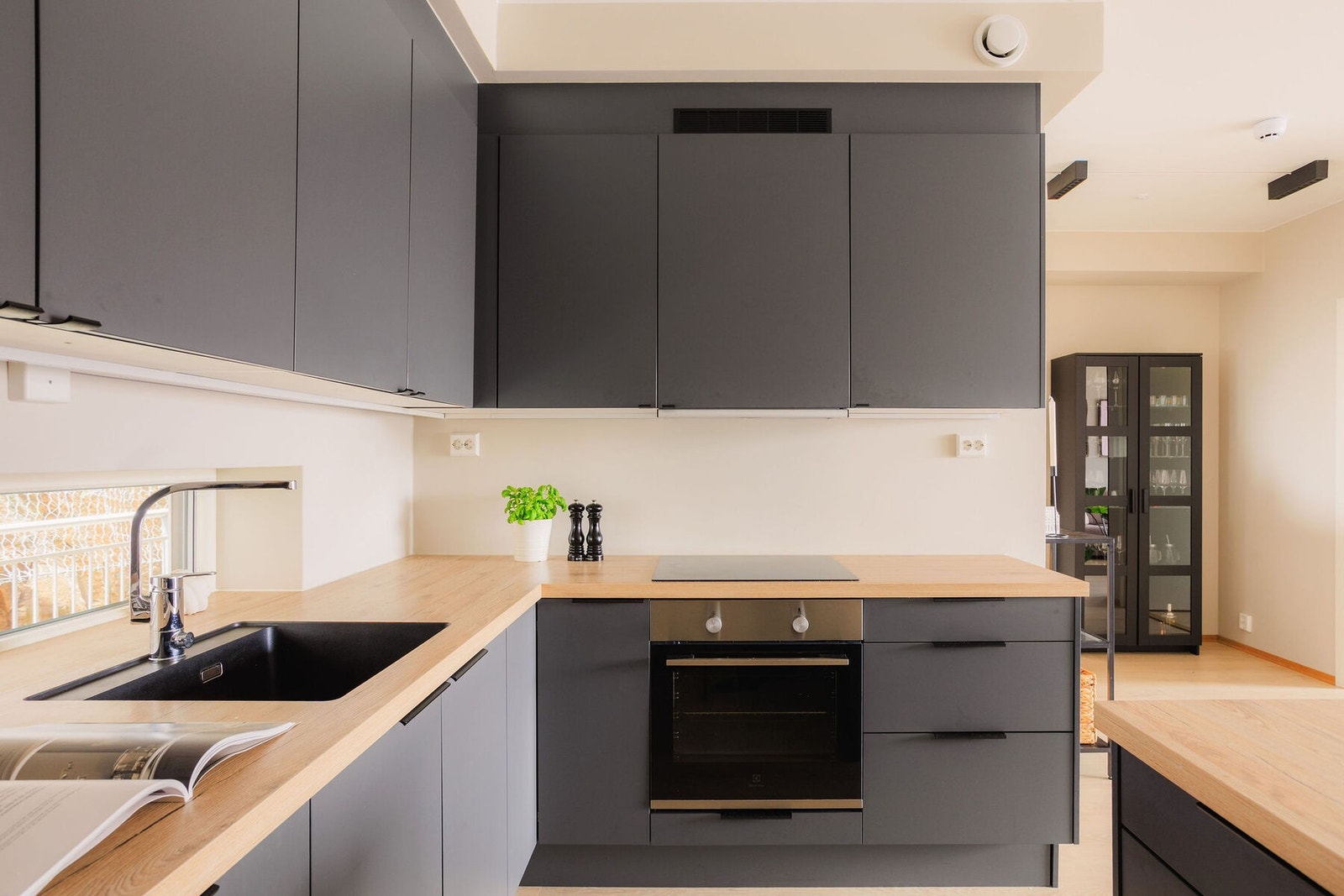 Sigdal kjøkkeninnredningen består av laminert benkeplate, kum med ettgreps blandebatteri, lys under overskap, mekanisk vifte over integrert koketopp/ovn, integrert kjøl/frys og integrert oppvaskmaskin. Galleribilde