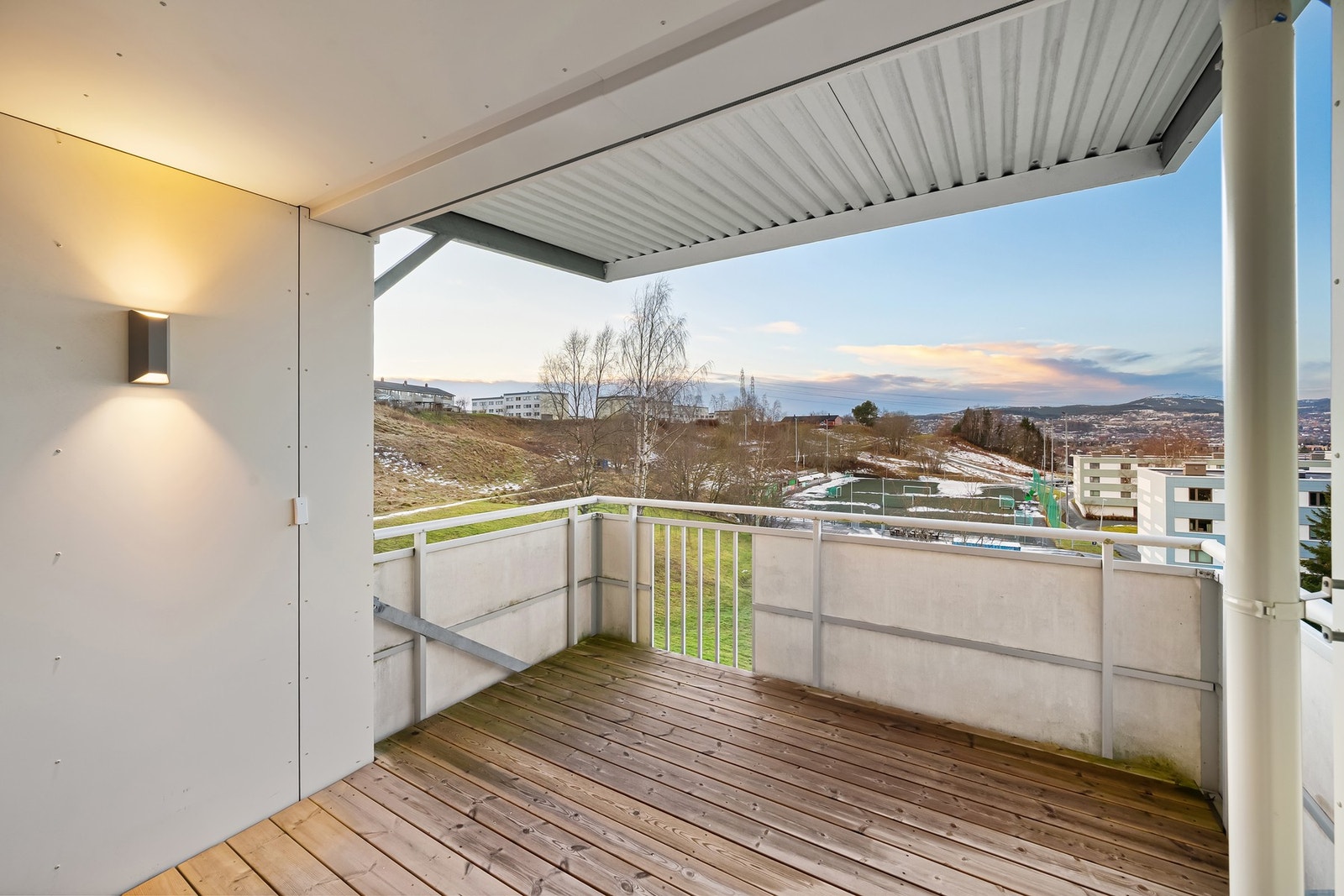 På balkongen har man god plass til ønsket utemøblement og evt. grill. Galleribilde