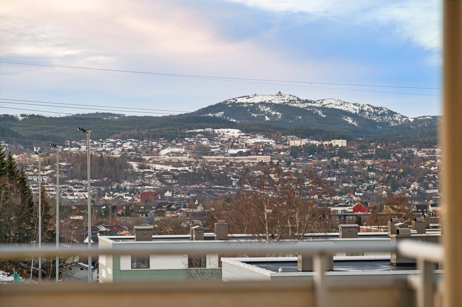 Balkongen er vestvendt som gir fantastiske sol- og utsiktsforhold. Galleribilde