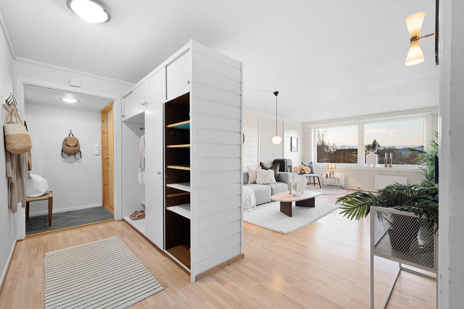 Stuen er adskilt med et praktisk garderobeskap. Galleribilde