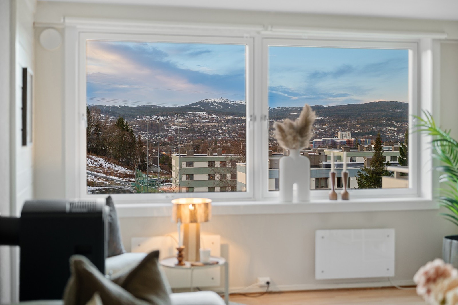 Store vindusflater bidrar til rikelig med naturlig lysinnslipp. Galleribilde