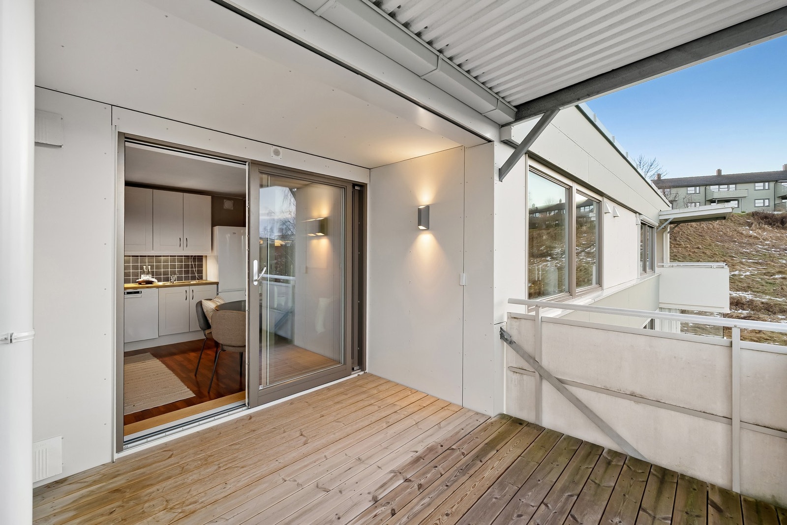 Fra kjøkkenet har man utgang til boligens flotte balkong. Galleribilde