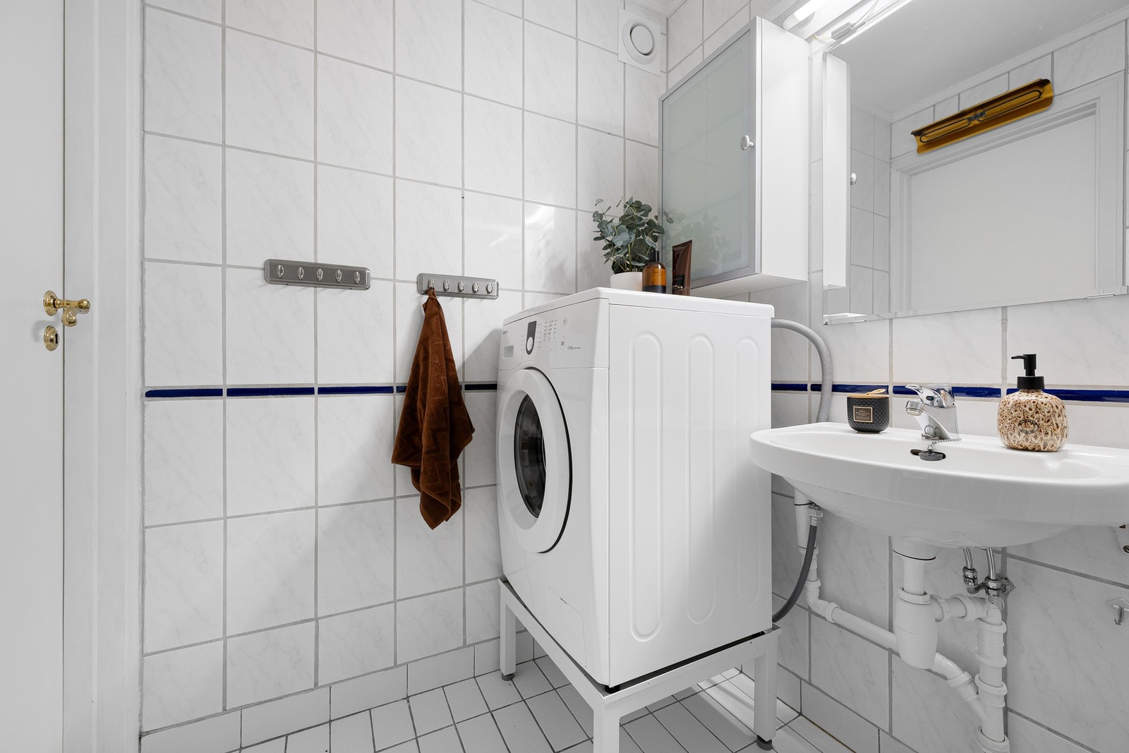 Badet har opplegg for vaskemaskin. Galleribilde