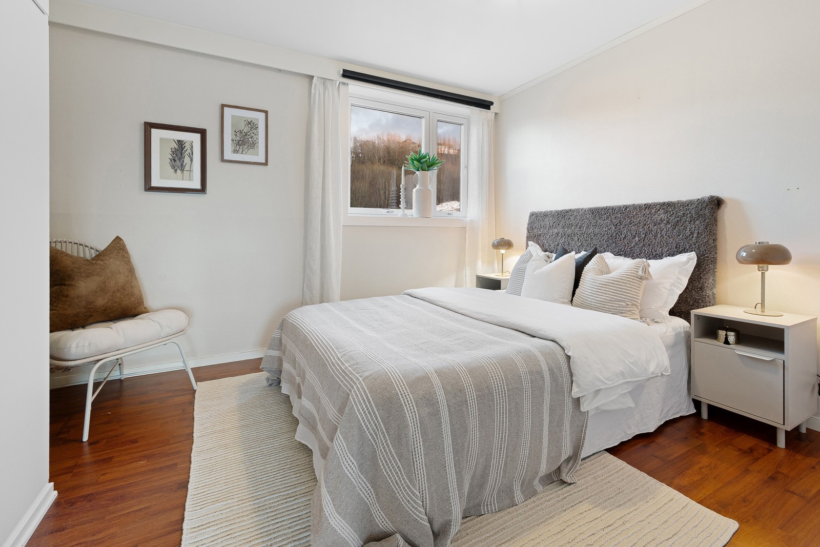 Hovedsoverommet måler 12 m² som gir god plass til dobbeltseng og tilhørende møblement. Galleribilde