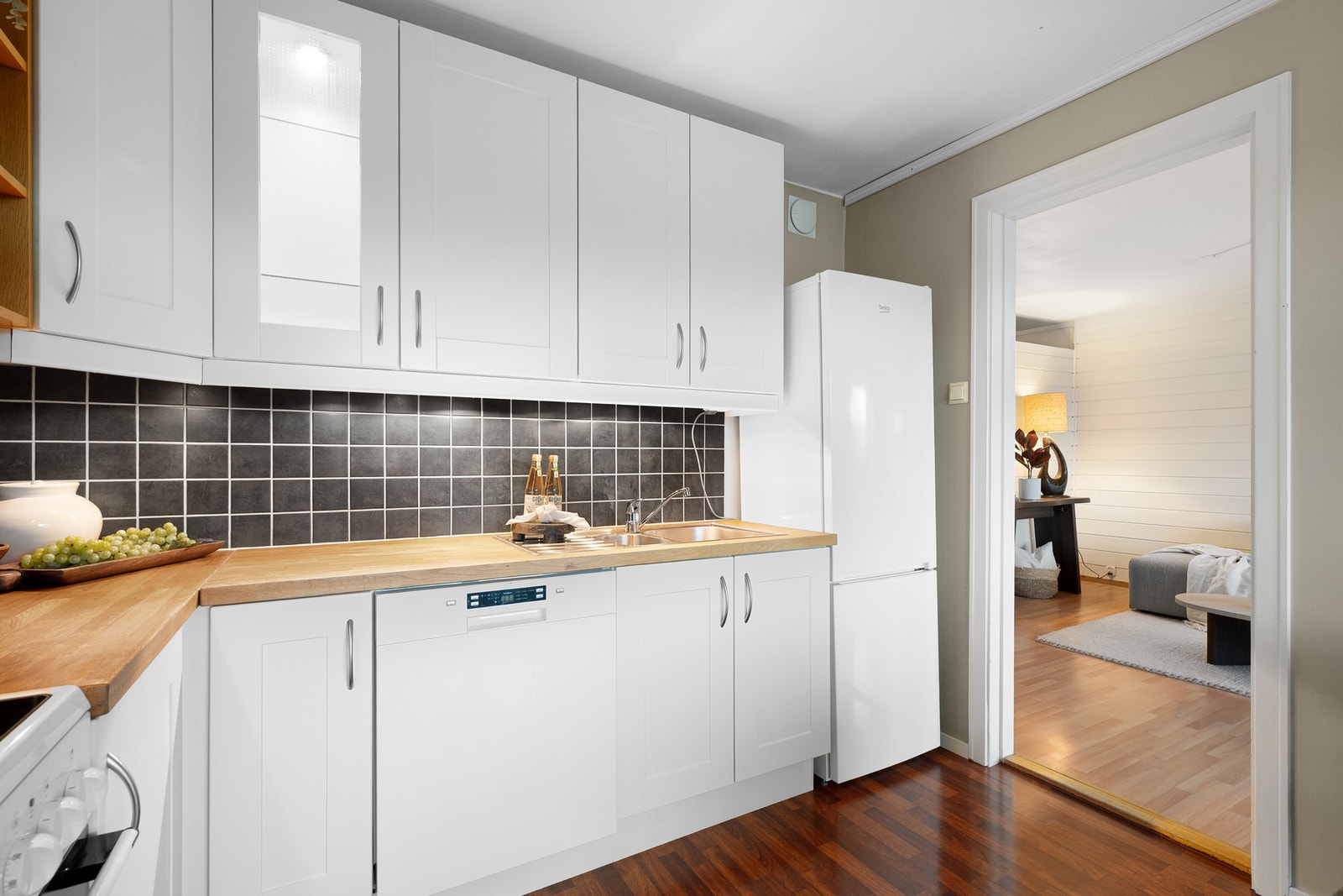 Kjøkkenet er utstyrt med frittstående hvitevarer. Galleribilde