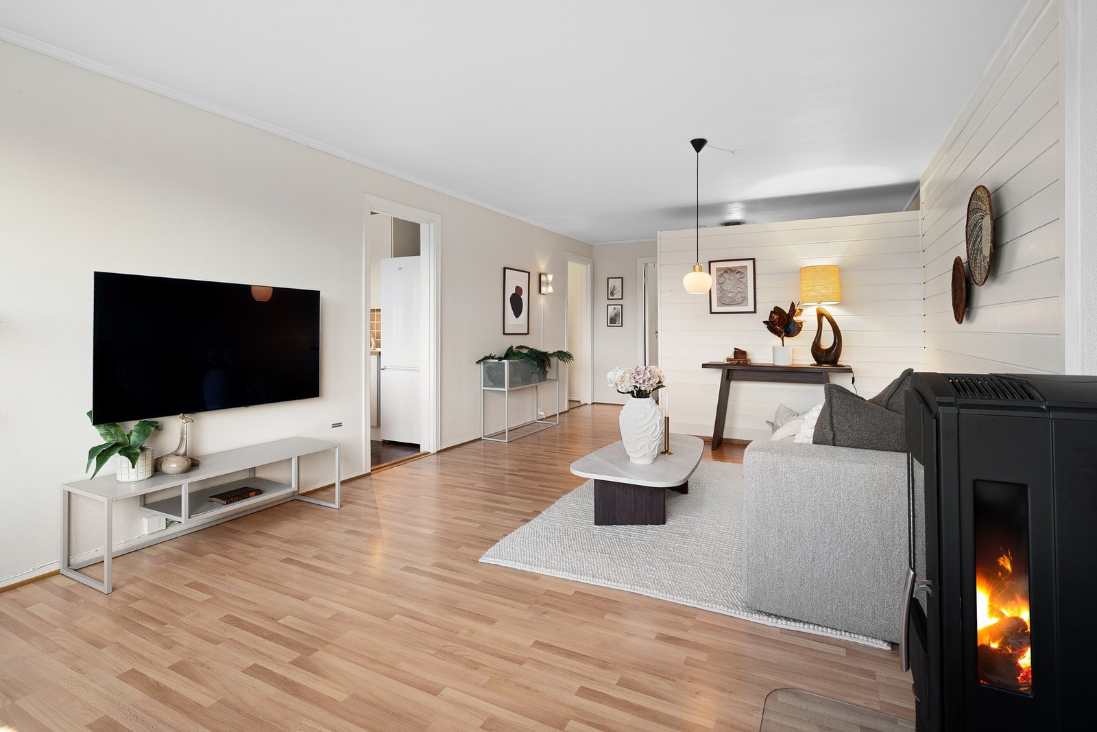 Meget romslig stue på 29 m². Stuen byr på en god planløsning som gir plass til både sofagruppe og tilhørende møbler. Galleribilde