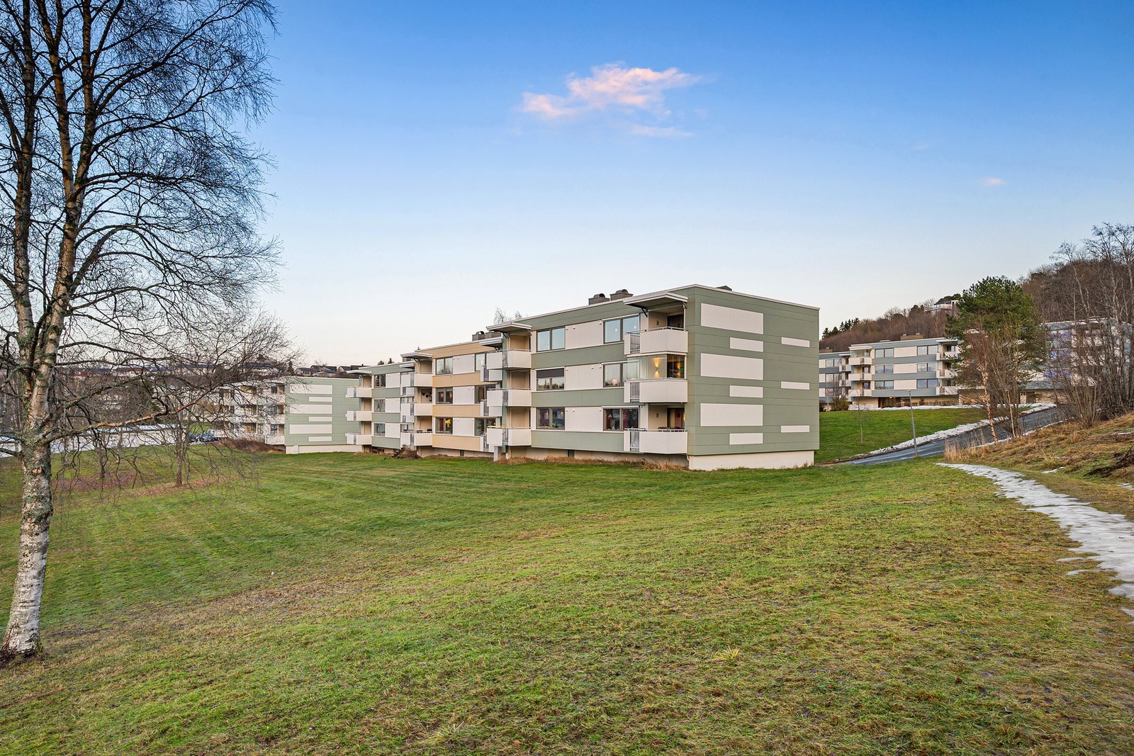 Boligen ligger fint til i feltet med nærhet til alt man trenger i hverdagen. Galleribilde