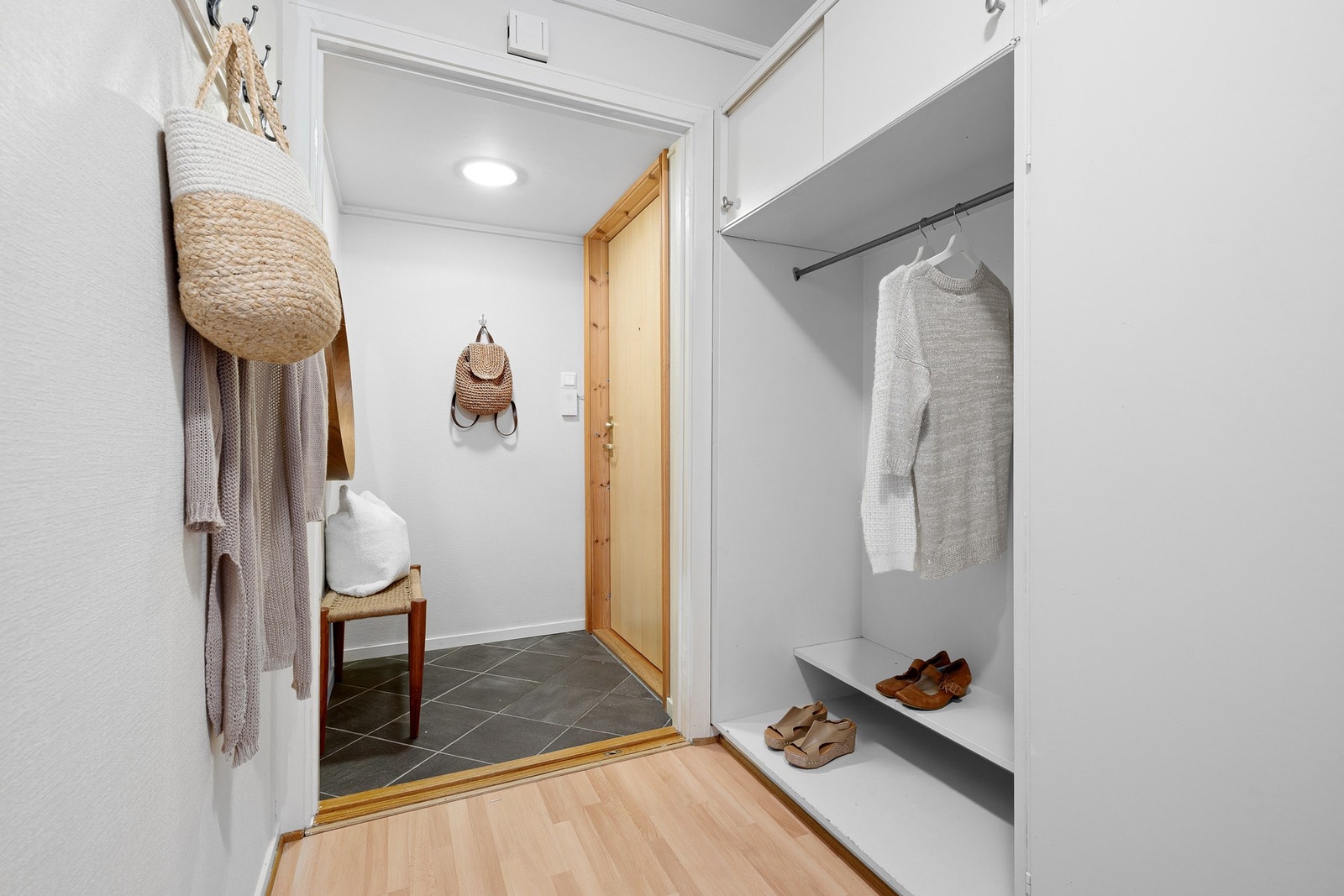 Romslig entre med god plass til sko- og klesoppheng. Galleribilde