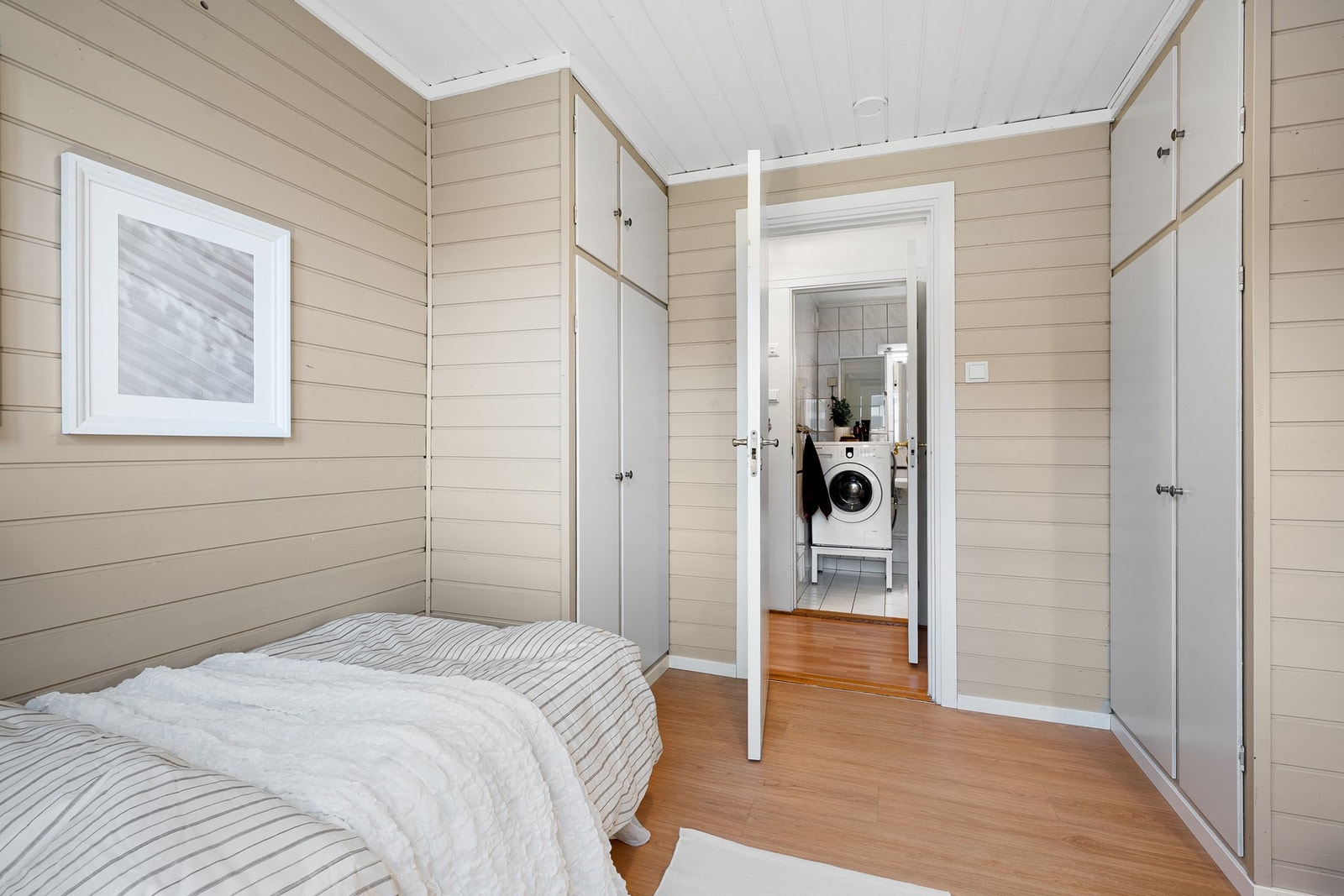 Soverommet har en praktisk garderobeløsning. Galleribilde