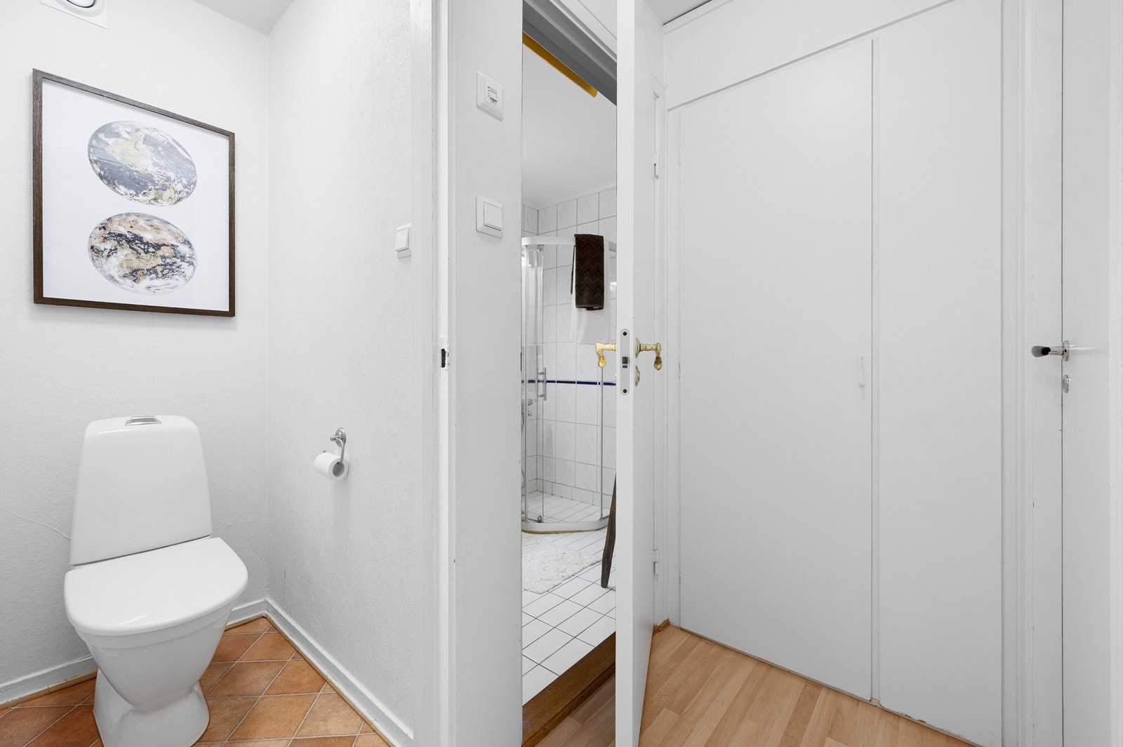 Vegg i vegg med badet finner vi toalettrommet. Galleribilde