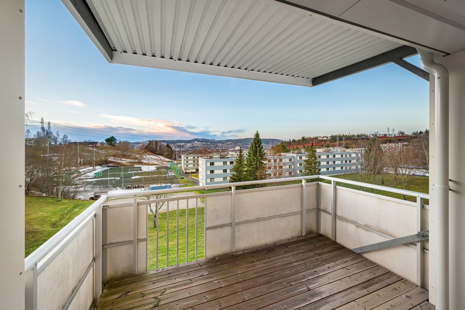 Balkongen er delvis overbygd og måler 8 m². Galleribilde