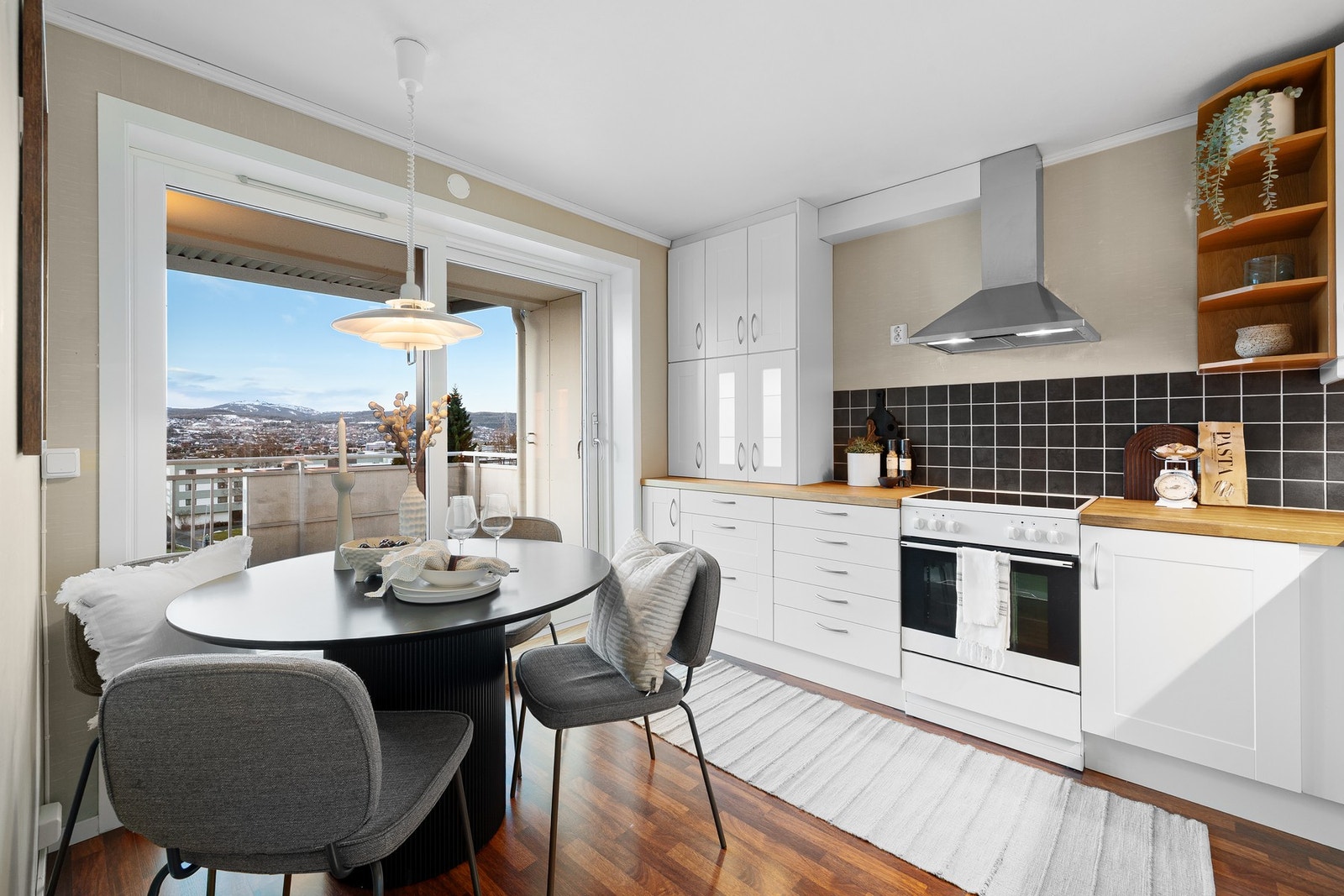 Kjøkkenet har rikelig med skap- og benkeplass. Galleribilde