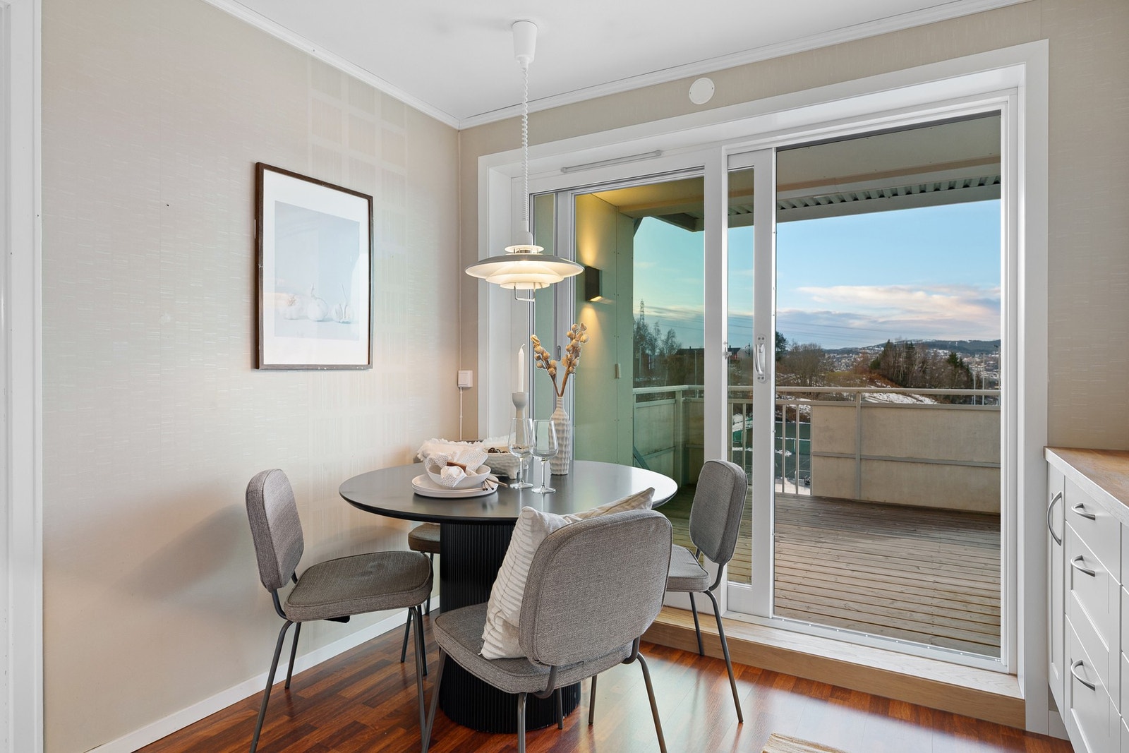 På kjøkkenet er det plass til en koselig spisestue. Galleribilde