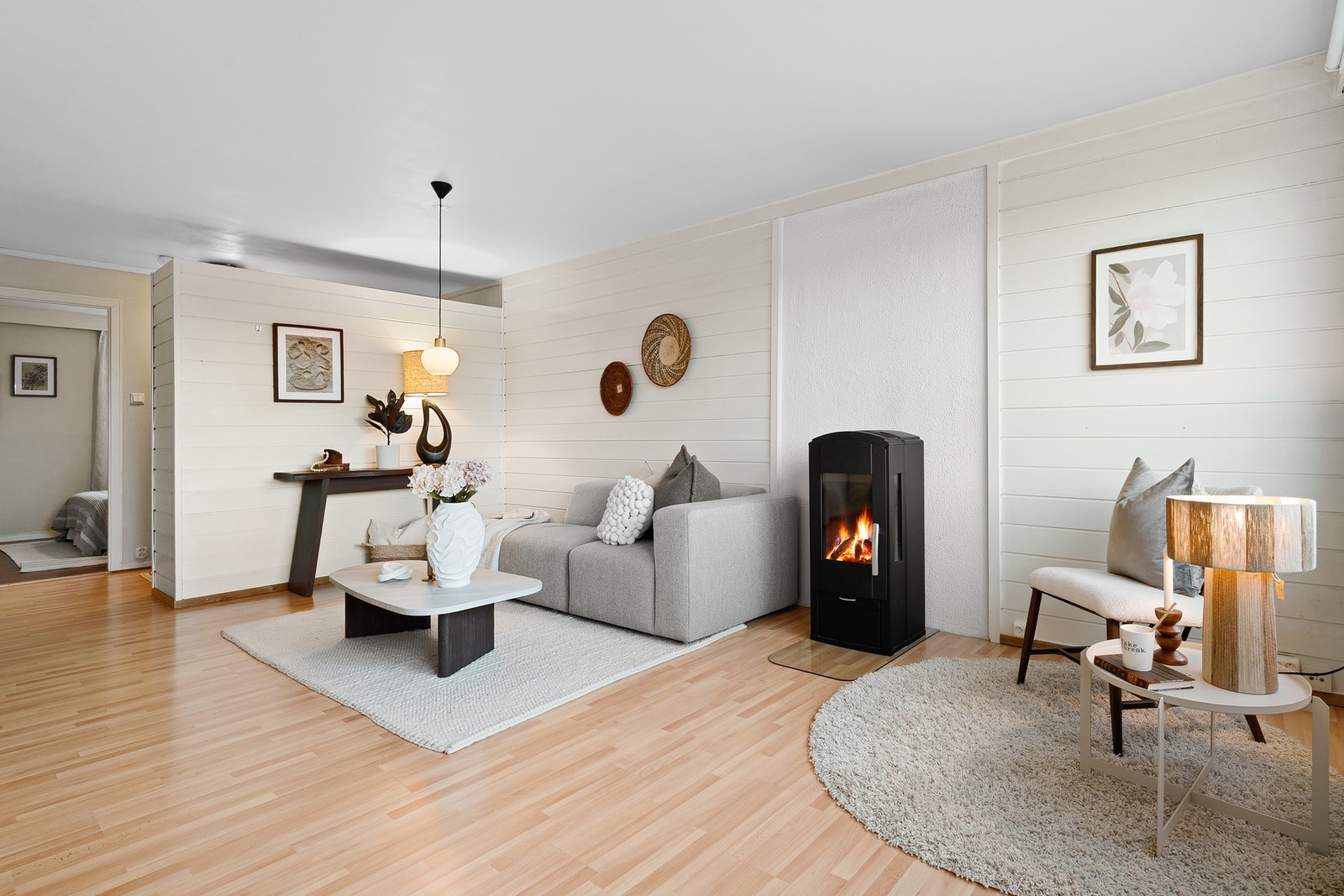 Stuen er utstyrt med en praktisk vedovn som bidrar til en lun oppvarming. Galleribilde