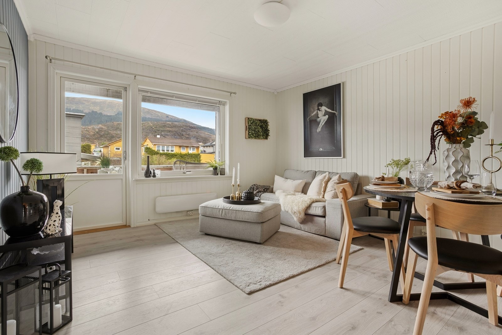 Stuen har gode lysforhold fra de store vindusflatene. Galleribilde