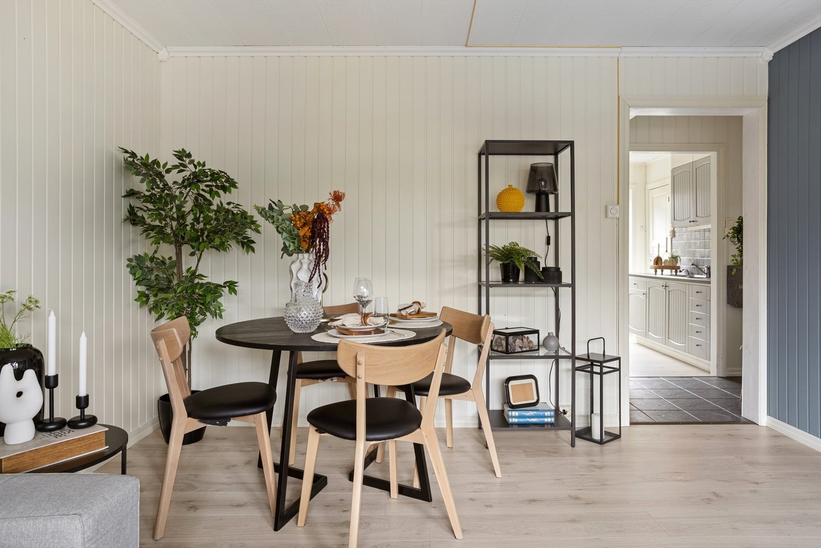 Det er plass til spisebord i stuen. Galleribilde