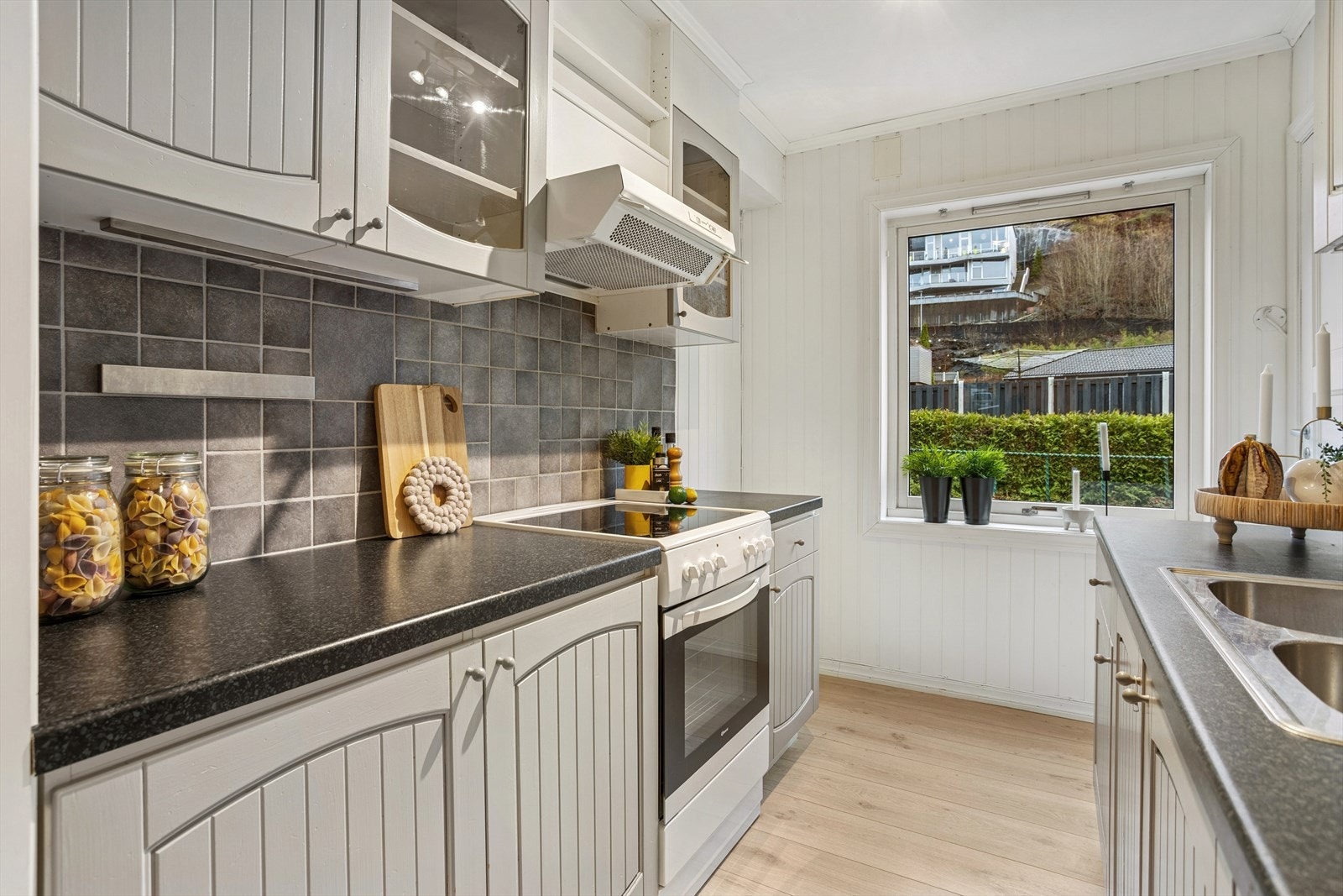 For ventilasjon er det en nyere ventilator med avtrekk ut, i tillegg til en ventil på veggen. Galleribilde