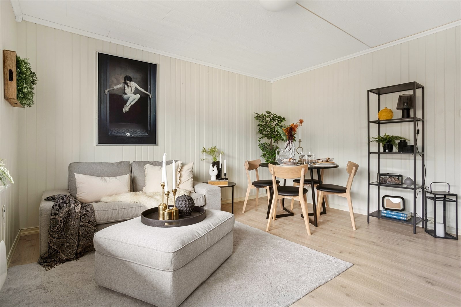 Stuen har plass til møblering i flere soner. Galleribilde