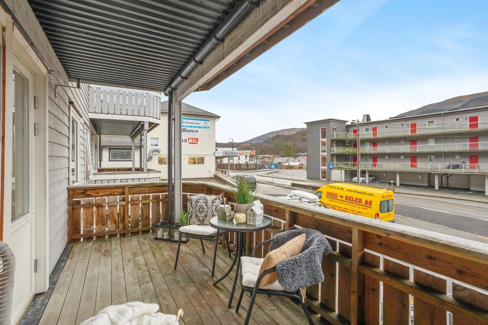 Uteplassen er overbygget, noe som utvider bruksmulighetene langt utover de fineste sommerdagene. Galleribilde