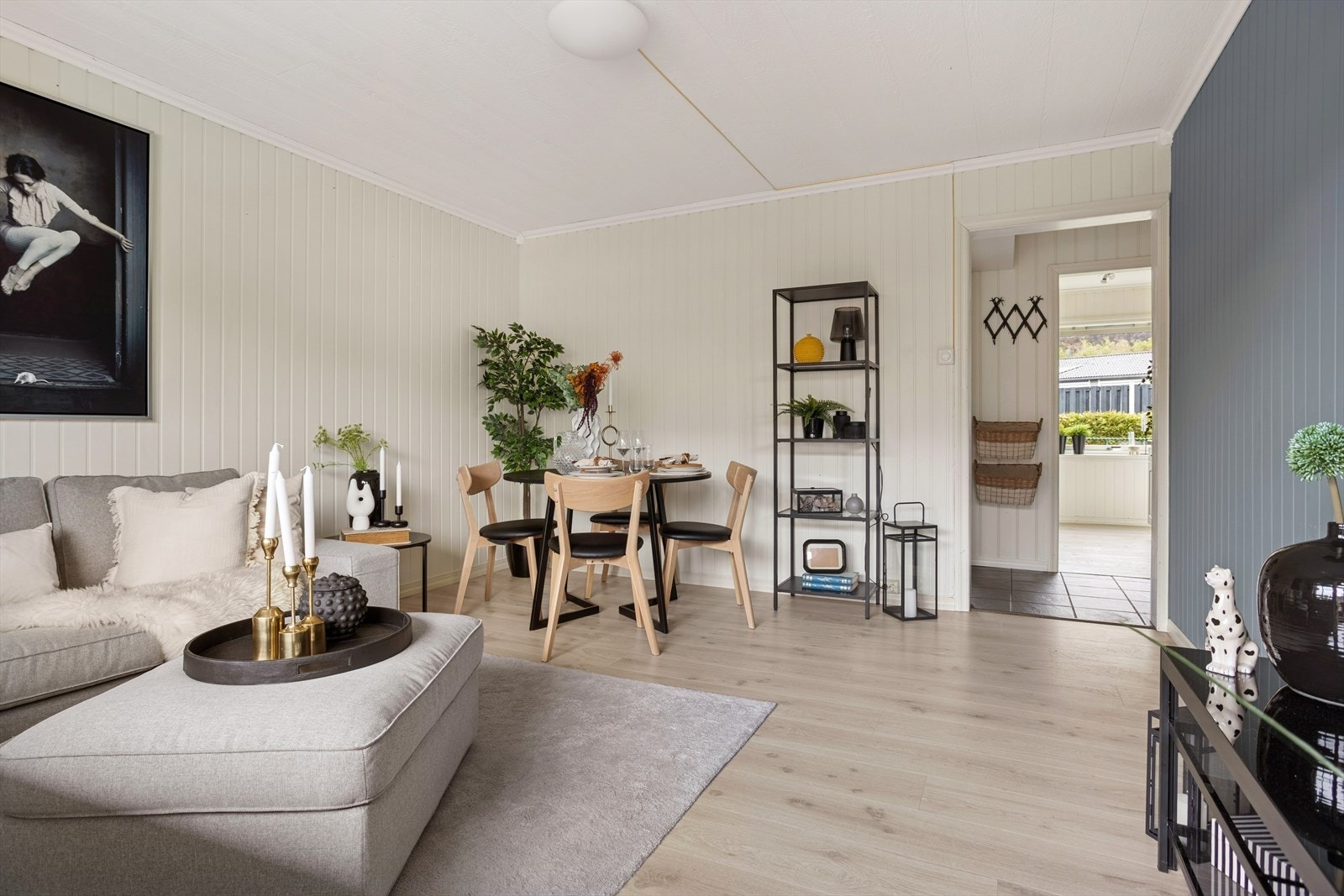 Boligen har en lys og romslig stue med god plass til møblering i flere soner. Galleribilde