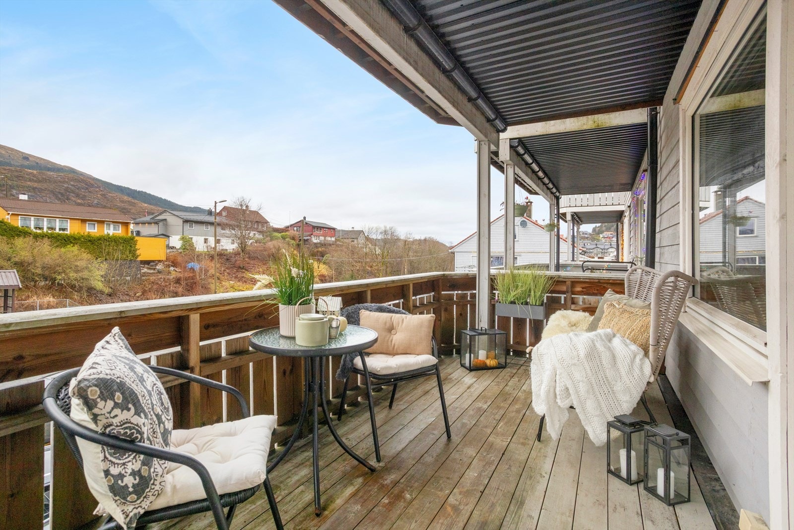 Fra stuen er det utgang til uteplass på ca 10 kvm. Galleribilde